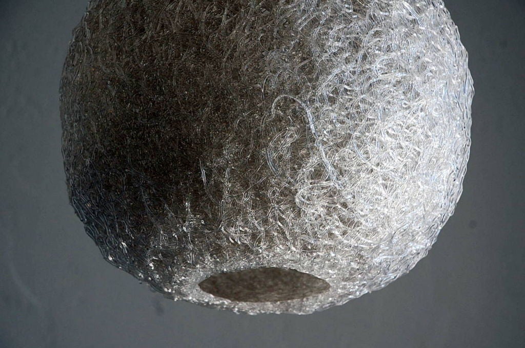Coppia di luci a sospensione a forma di globo in vetro bianco In condizioni ottime in vendita a Los Angeles, CA
