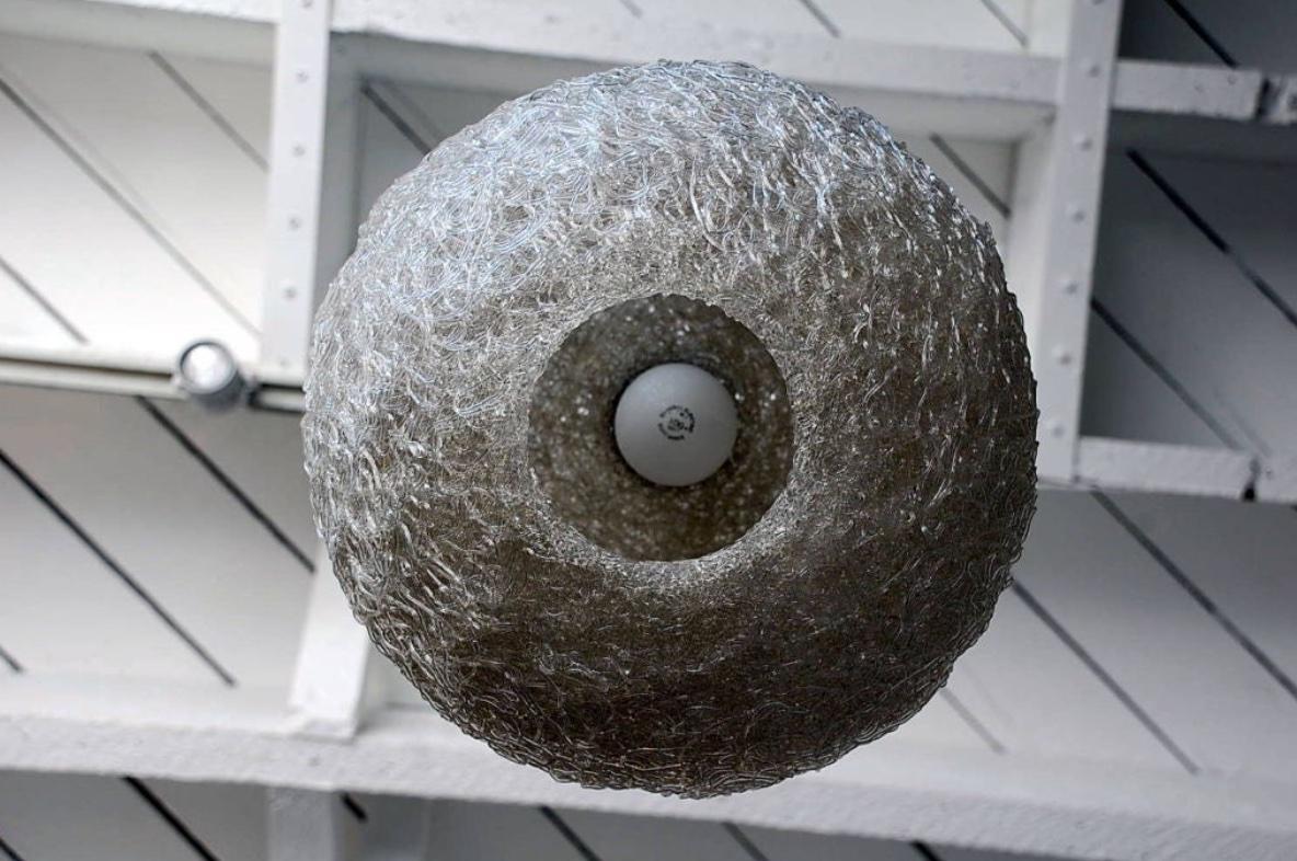 Metà XX secolo Coppia di lampade a sospensione a forma di globo in vetro bianco in vendita