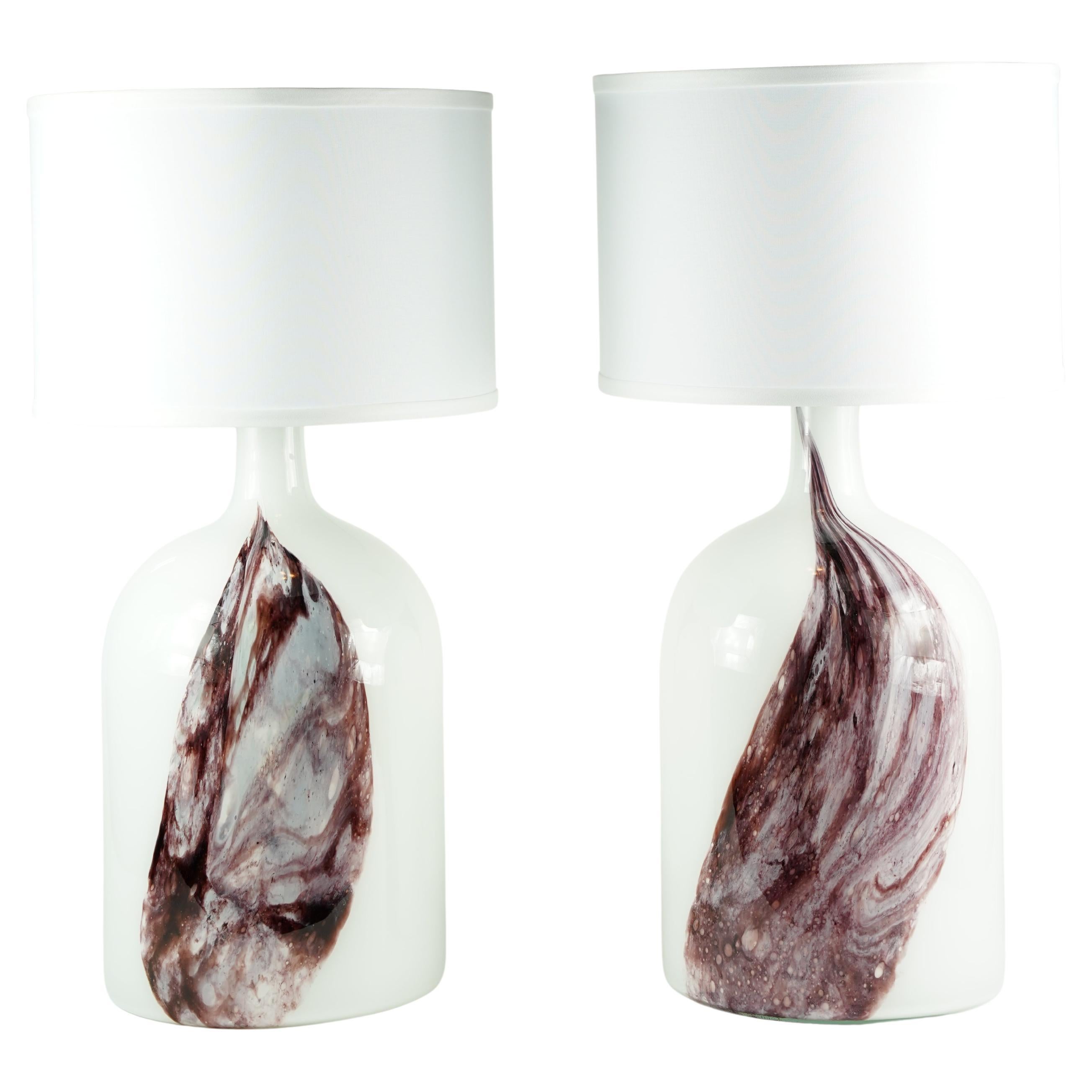 Paire de lampes Holmegaard avec accessoires en laiton brossé par Holmegaard, Danemark, 1984 en verre blanc et teinté rouge profond fondant sous le verre clair lisse conçu par Michael Bang 1984.
Le verre est épais et de qualité.
Rewired pour les