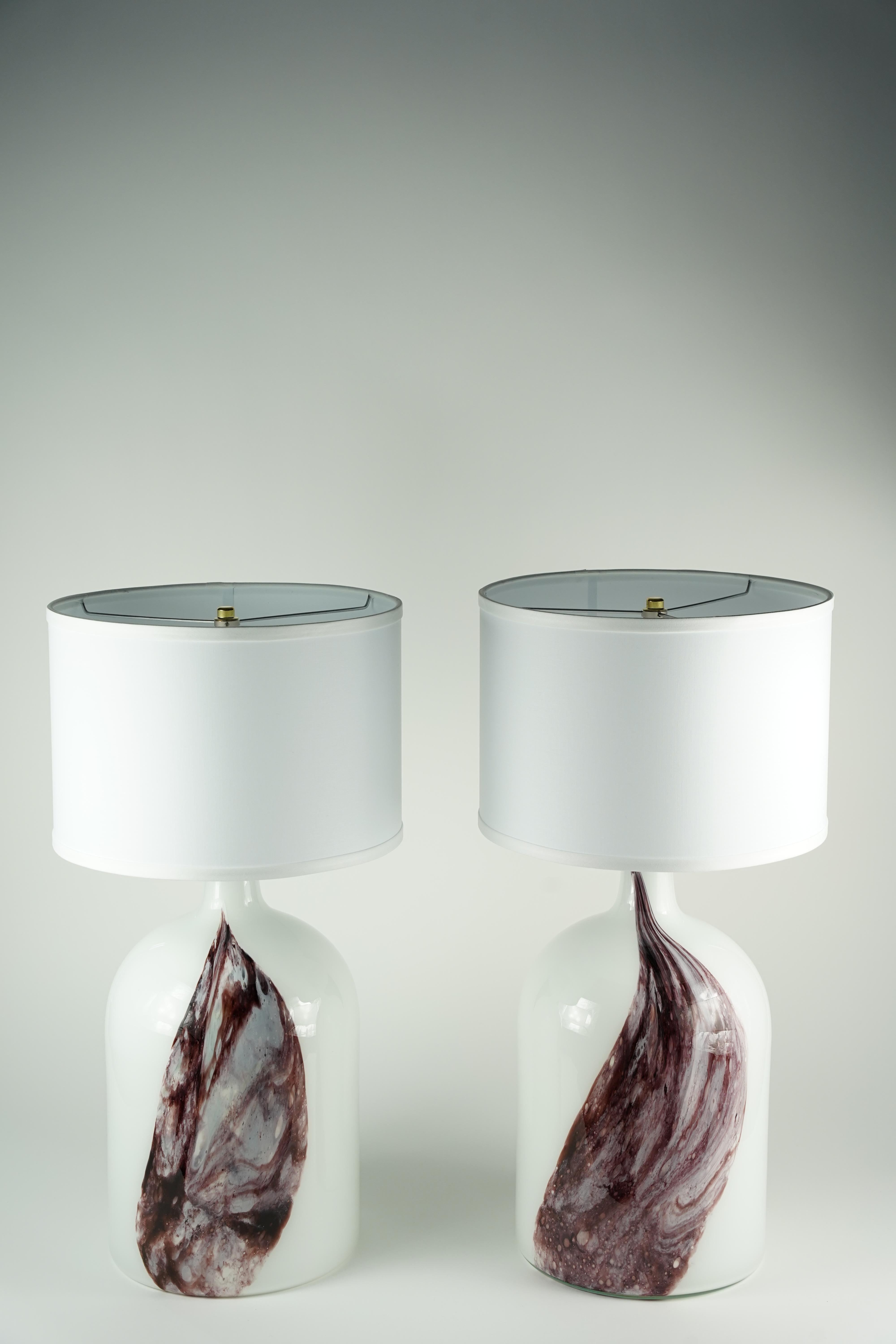 Mid-Century Modern Paire de lampes de table en verre blanc avec motif Deep Red Holmegaard, Danemark, 1980 en vente