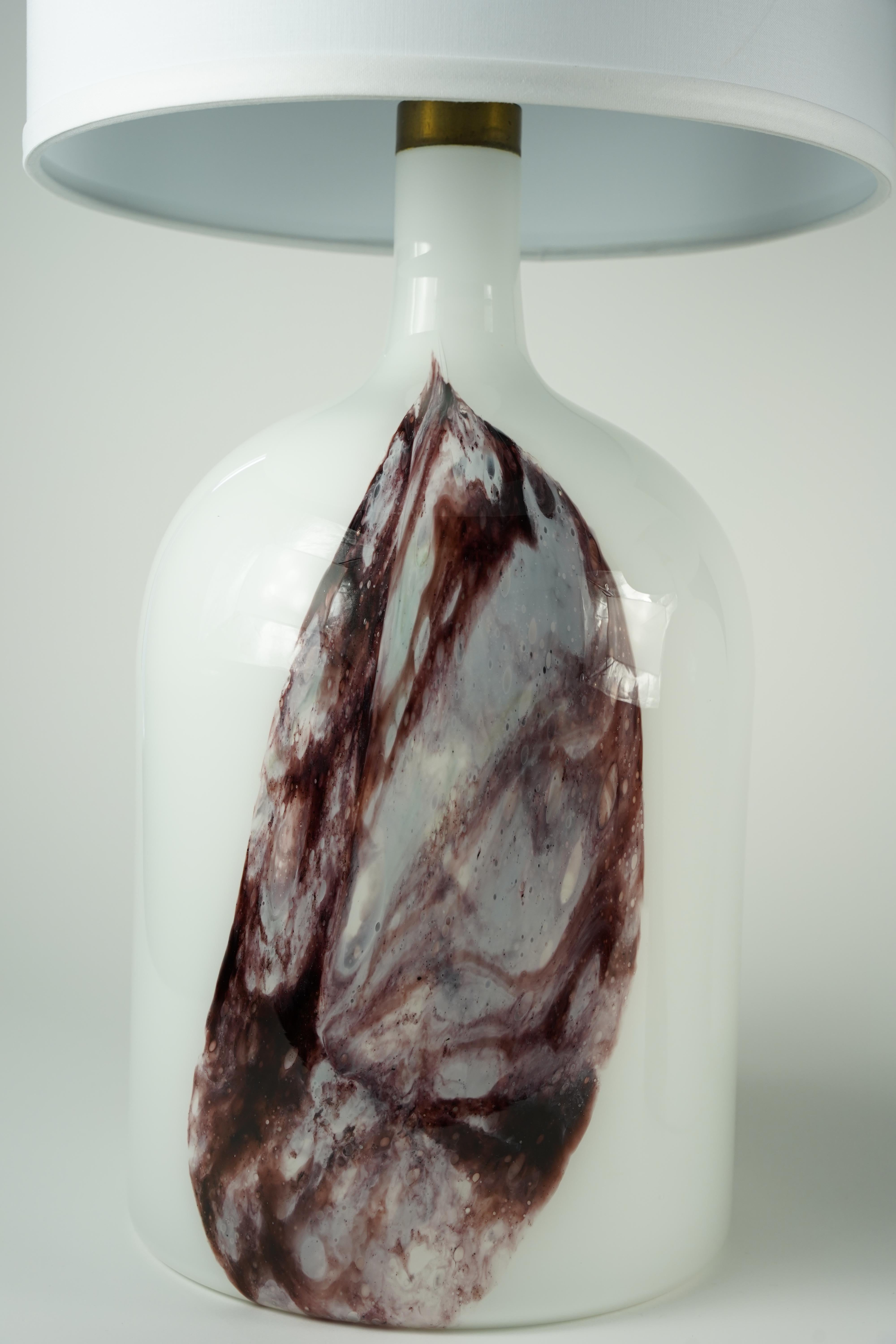 Danois Paire de lampes de table en verre blanc avec motif Deep Red Holmegaard, Danemark, 1980 en vente
