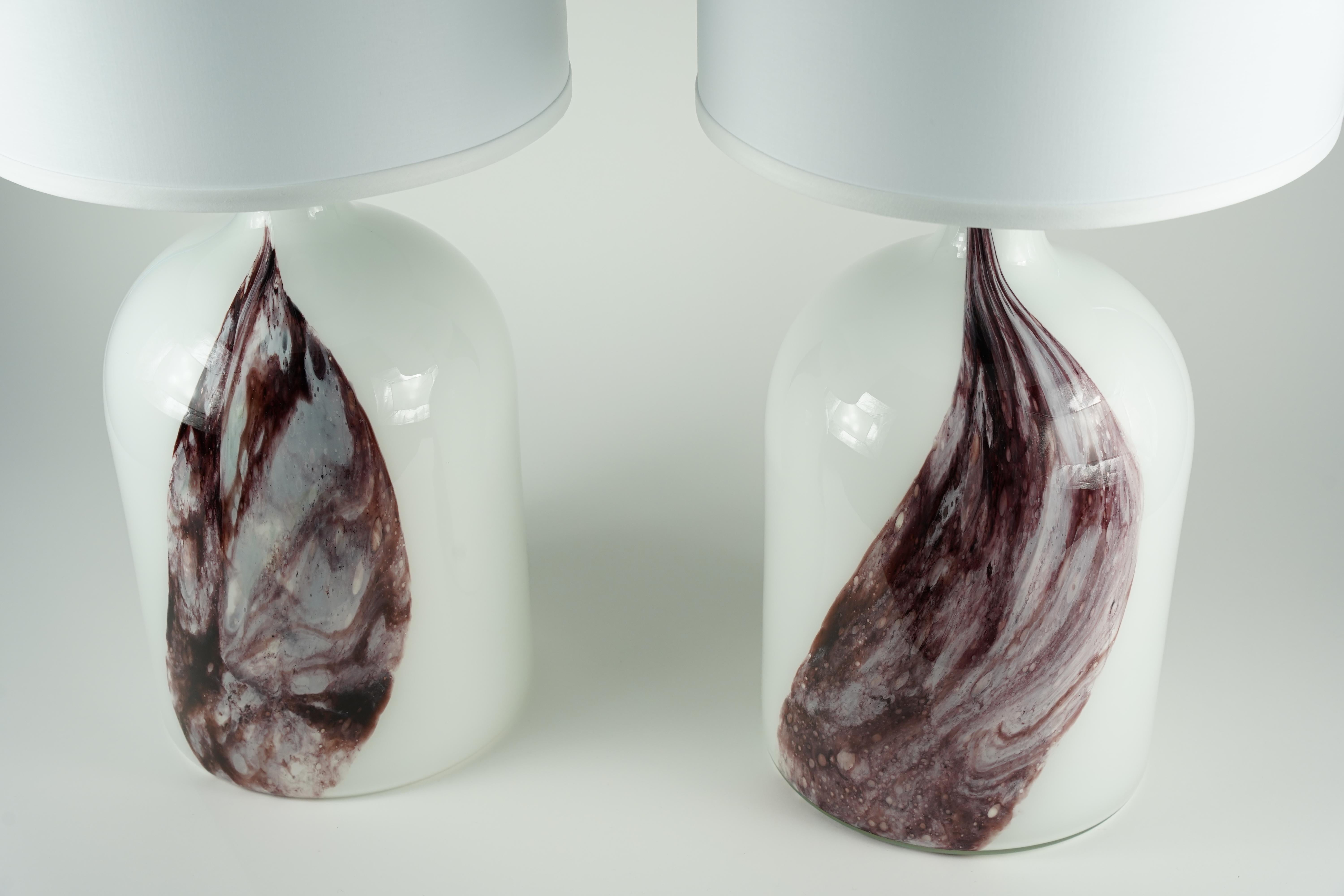 Brossé Paire de lampes de table en verre blanc avec motif Deep Red Holmegaard, Danemark, 1980 en vente