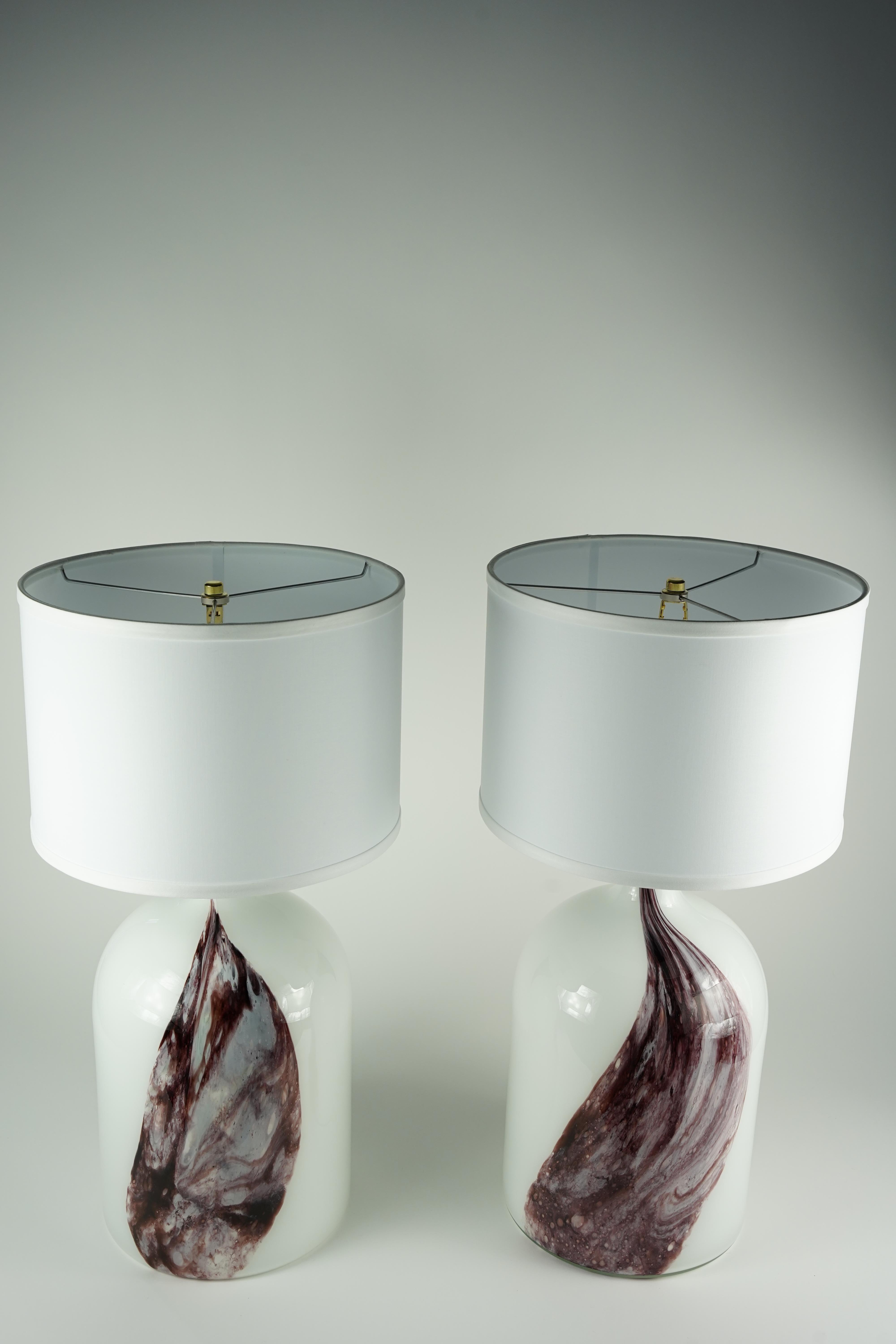 Paire de lampes de table en verre blanc avec motif Deep Red Holmegaard, Danemark, 1980 Bon état - En vente à Bronx, NY