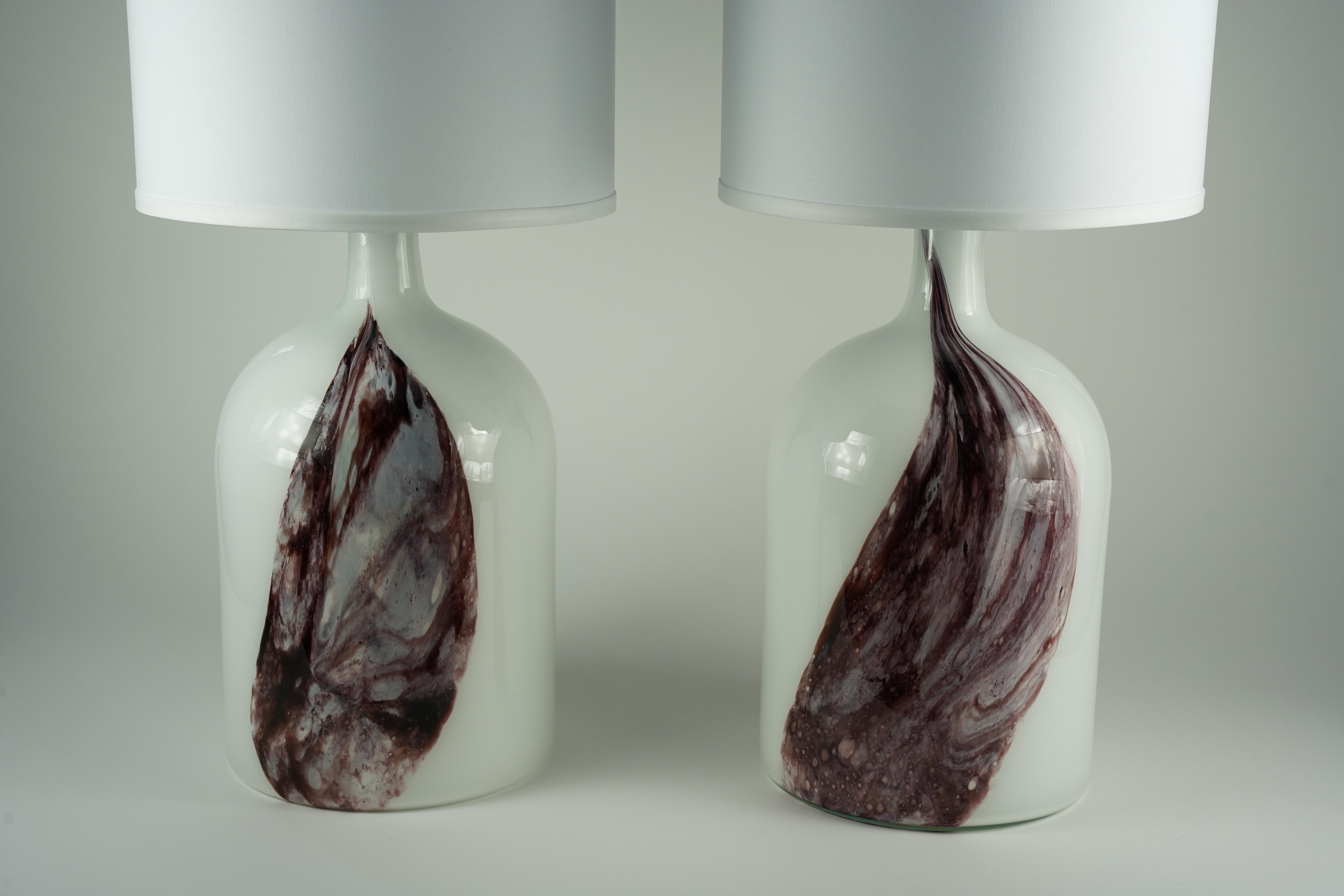 20ième siècle Paire de lampes de table en verre blanc avec motif Deep Red Holmegaard, Danemark, 1980 en vente