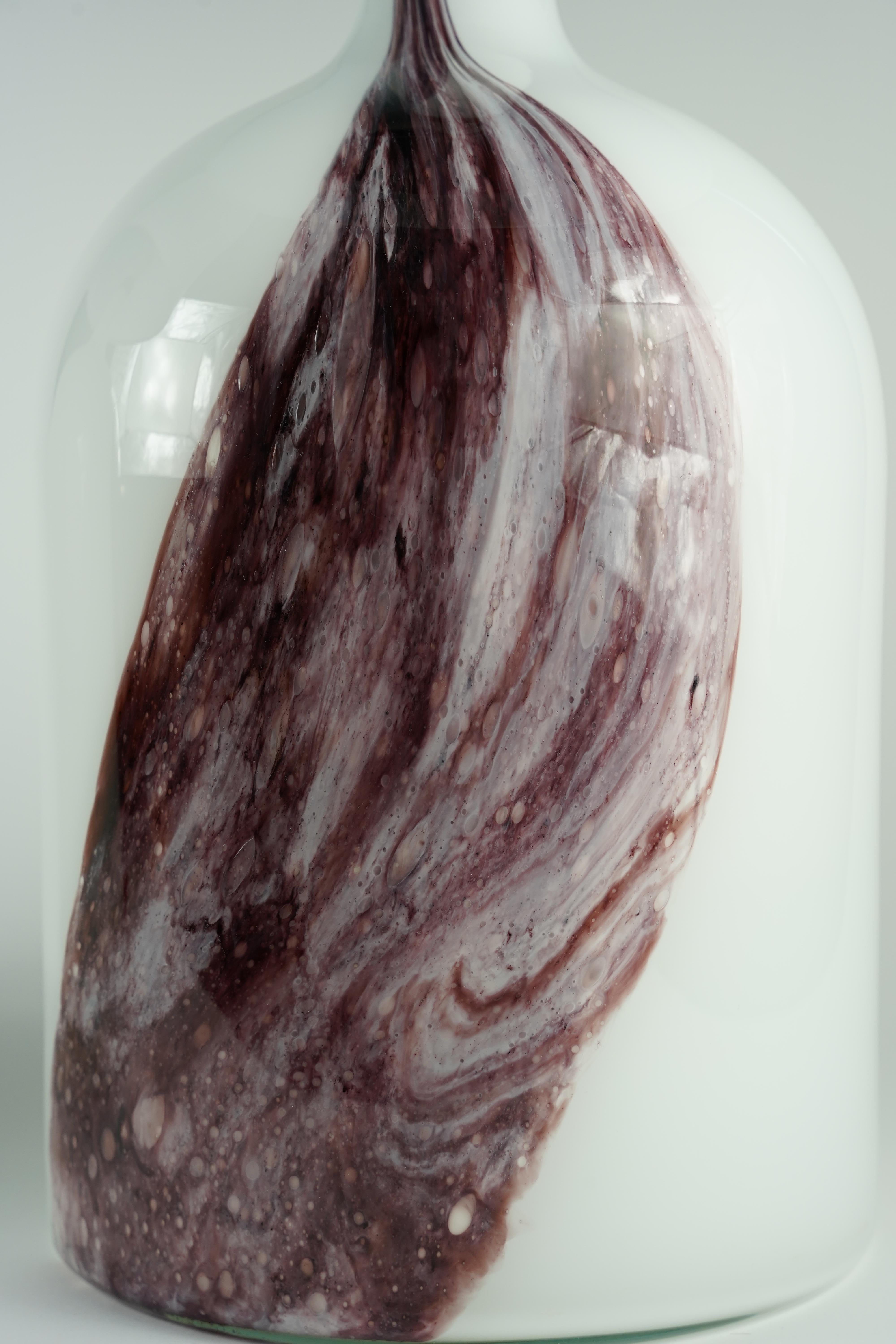 Laiton Paire de lampes de table en verre blanc avec motif Deep Red Holmegaard, Danemark, 1980 en vente