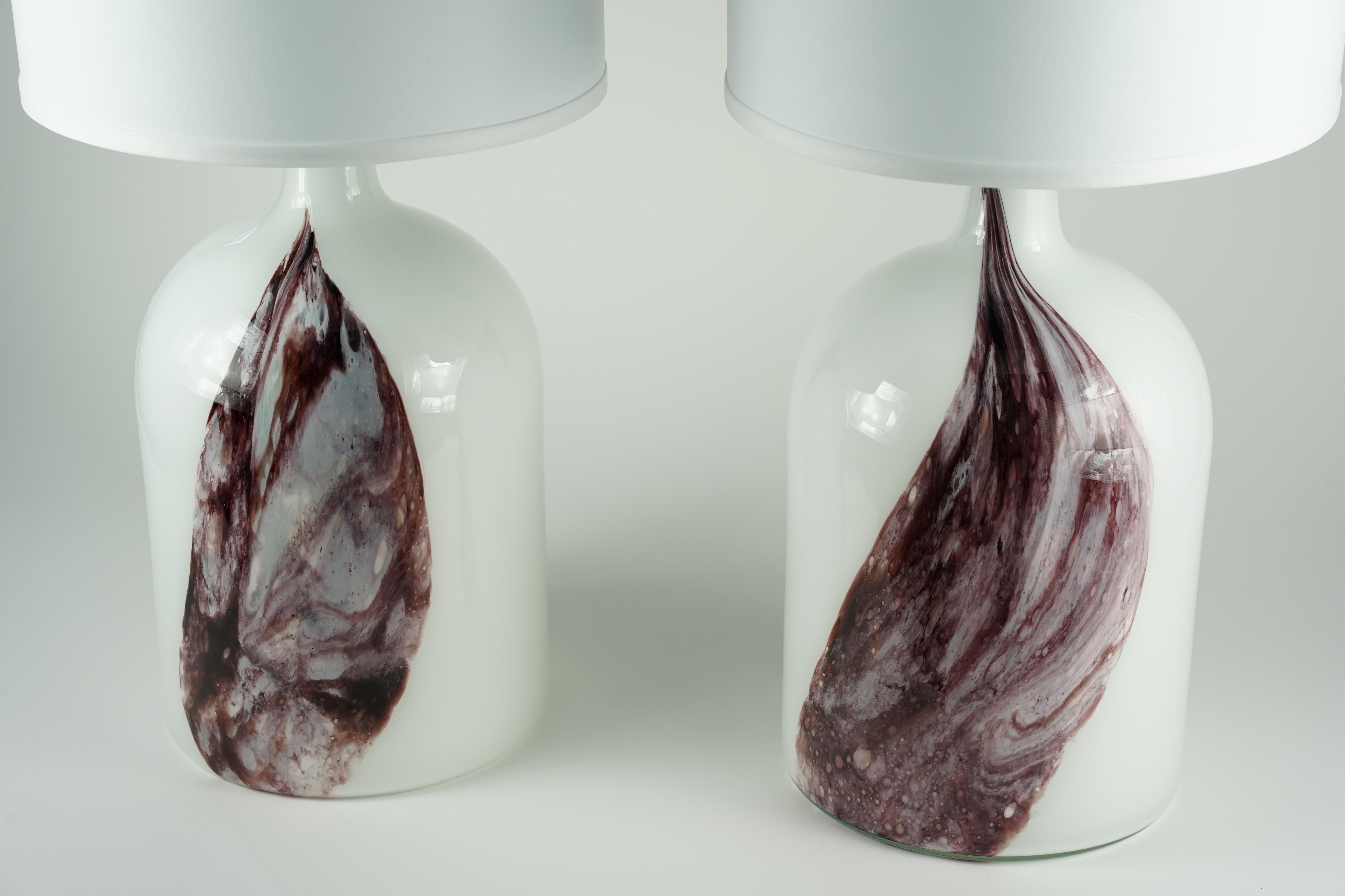 Paire de lampes de table en verre blanc avec motif Deep Red Holmegaard, Danemark, 1980 en vente 1