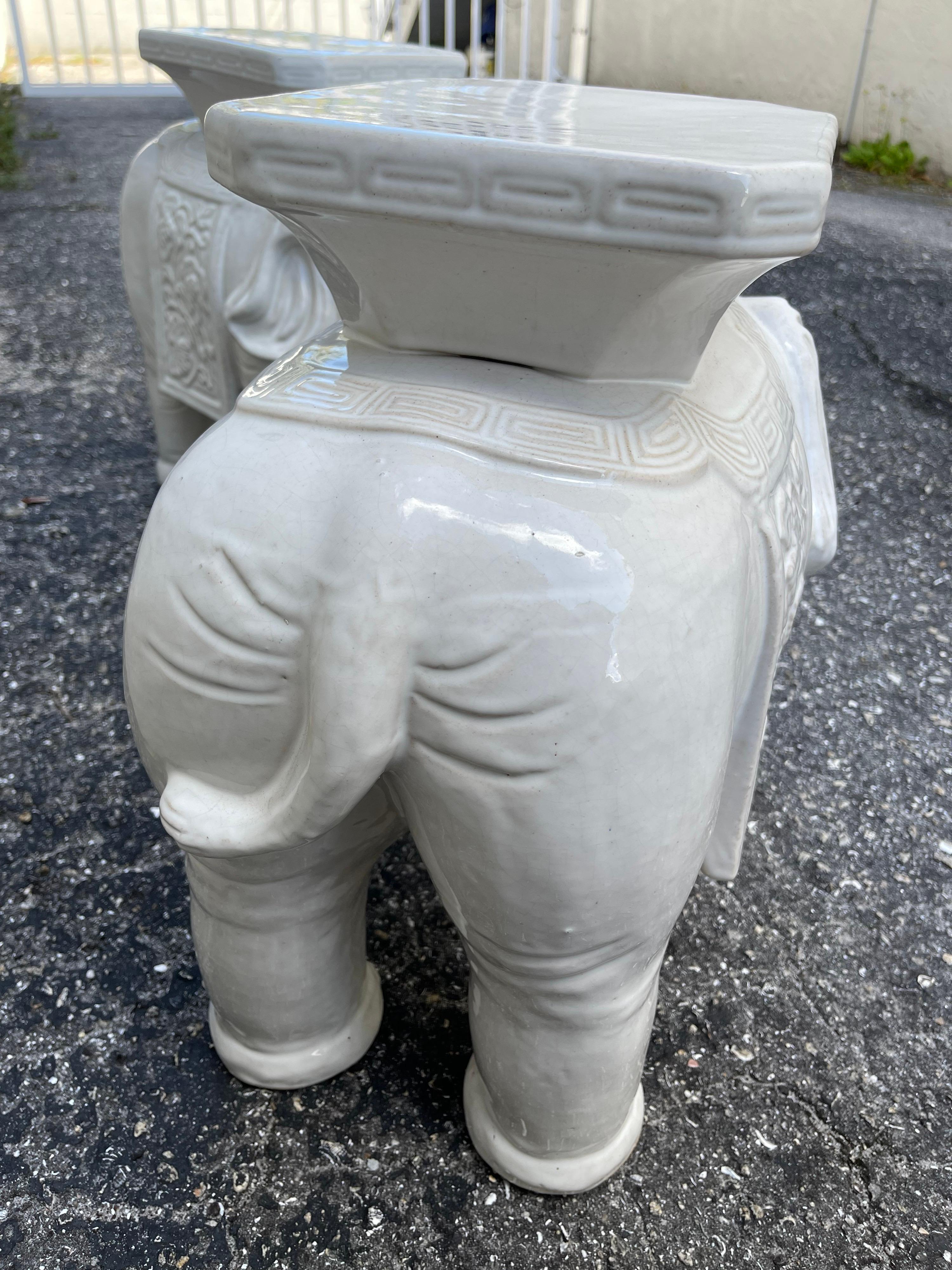 Pareja de asientos de jardín de terracota esmaltada blanca en forma de elefante en venta 6