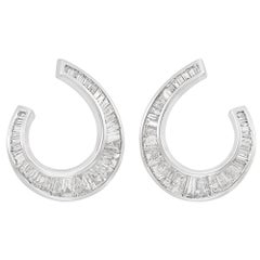 Paire de boucles d'oreilles en or blanc et diamants 18 carats, 66 diamants baguettes d'environ 2,25 carats