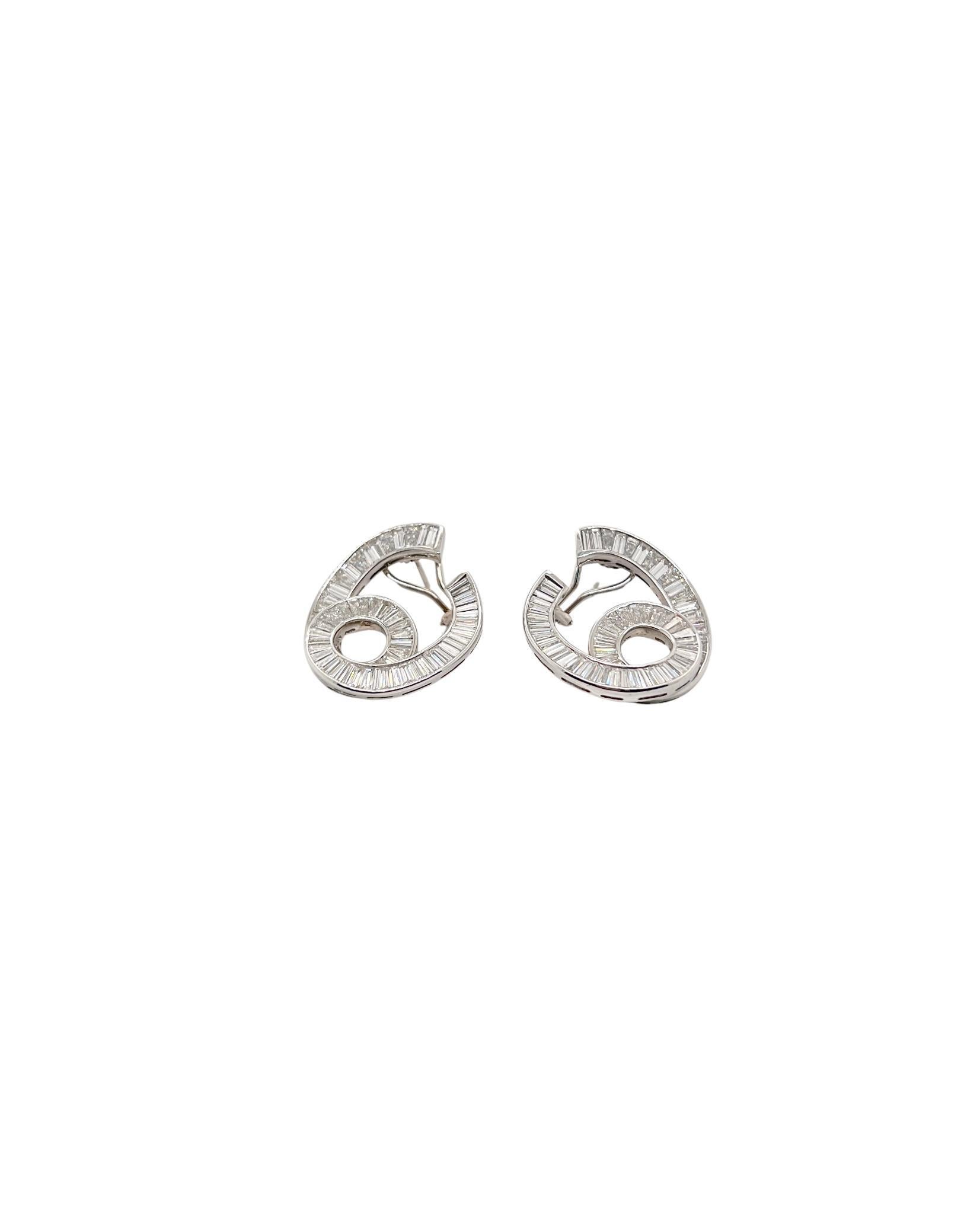 Par de Pendientes de Oro Blanco y Diamantes

Detalles:
142 diamantes baguette y baguette cónicos ap. 9,75 cts.
Medida: 2,8 cm x 3,2 cm
Peso: 19.8 gramos

En excelente estado