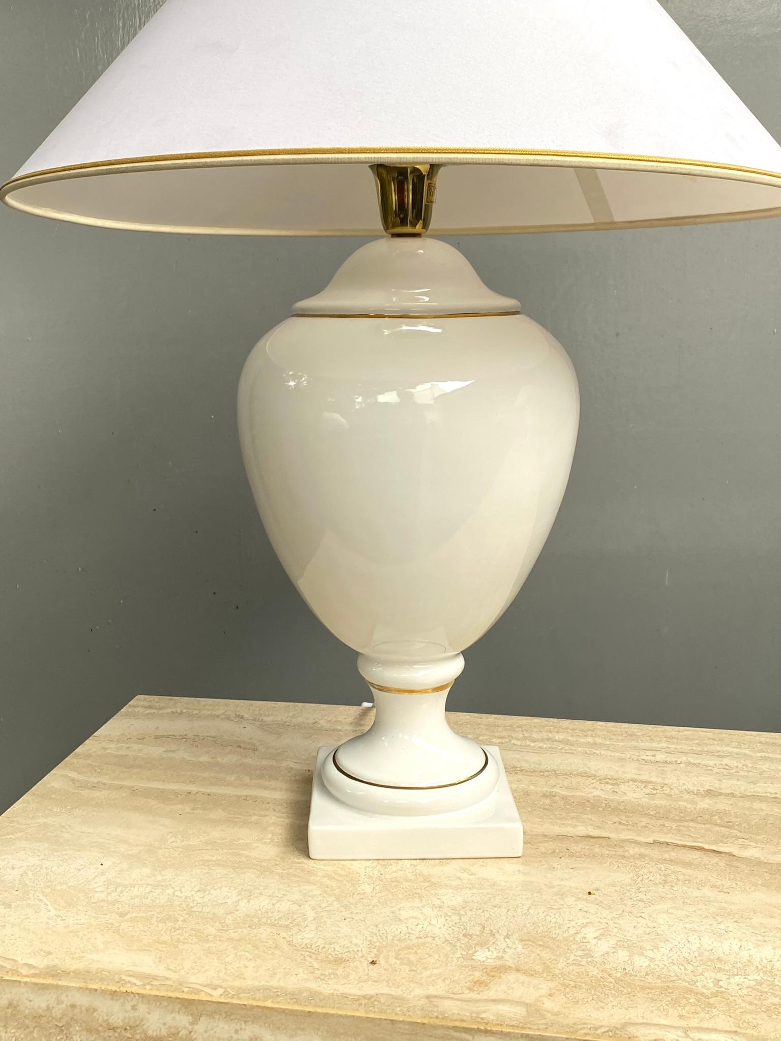 Paar weiß-goldene Keramik-Tischlampen und Schirmen von Stefano Cevoli, 1980er Jahre im Angebot 8