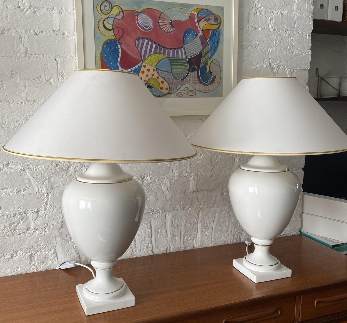 Mid-Century Modern Pair of White & Gold Ceramic Table Lamps & Shades by Stefano Cevoli, 1980s For Sale