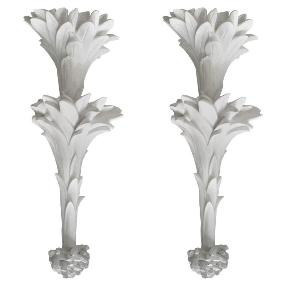 Paire d'appliques en plâtre blanc sculptées à la main dans le style de Dorothy Draper