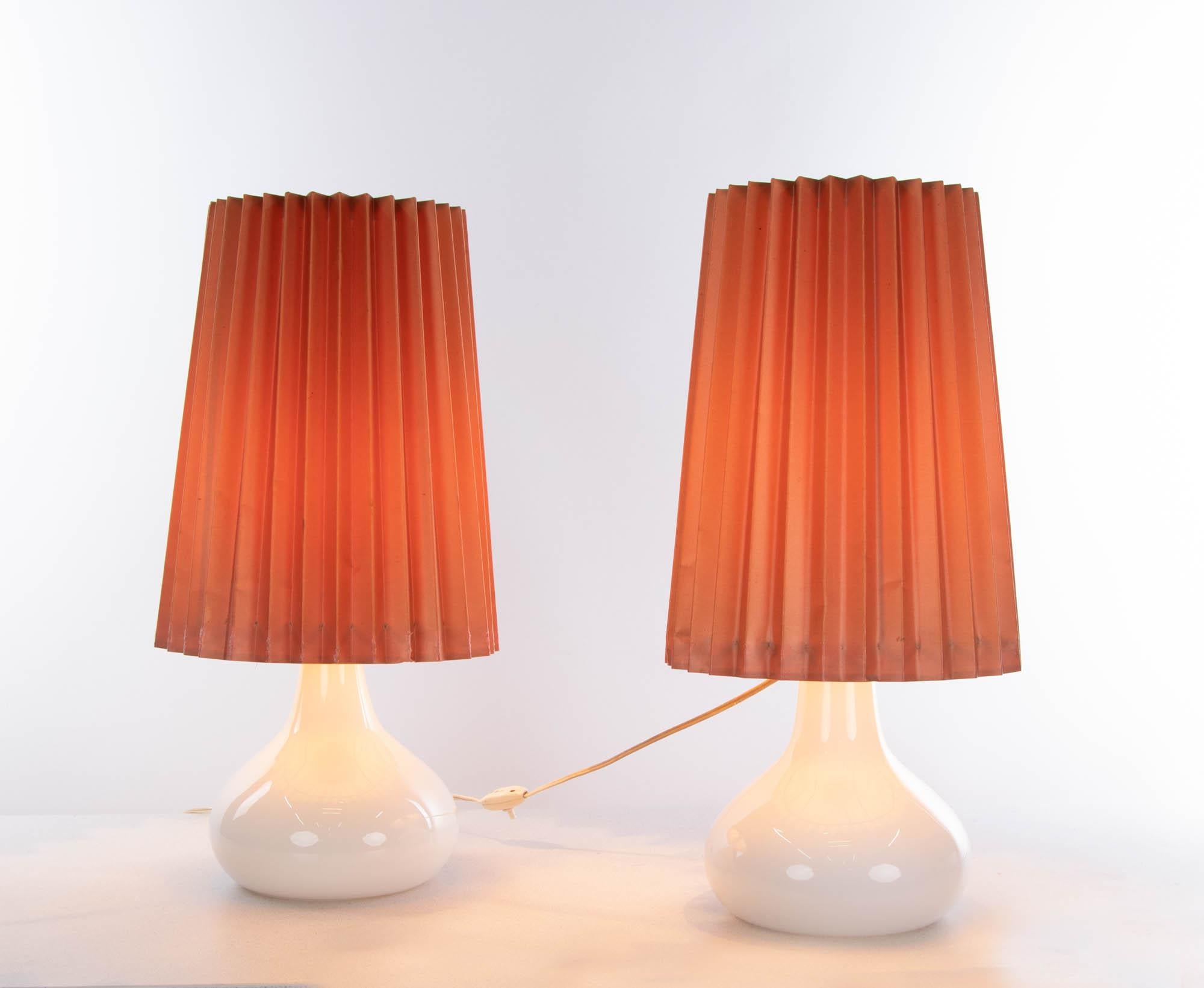 Elegant pair of Opaline glass table lamps designed by Kylle Svanlund. A real eye-catcher and an excellent example of art glass from Scandinavia, Holmegaard, 1960s. 

Measures: height 21.65