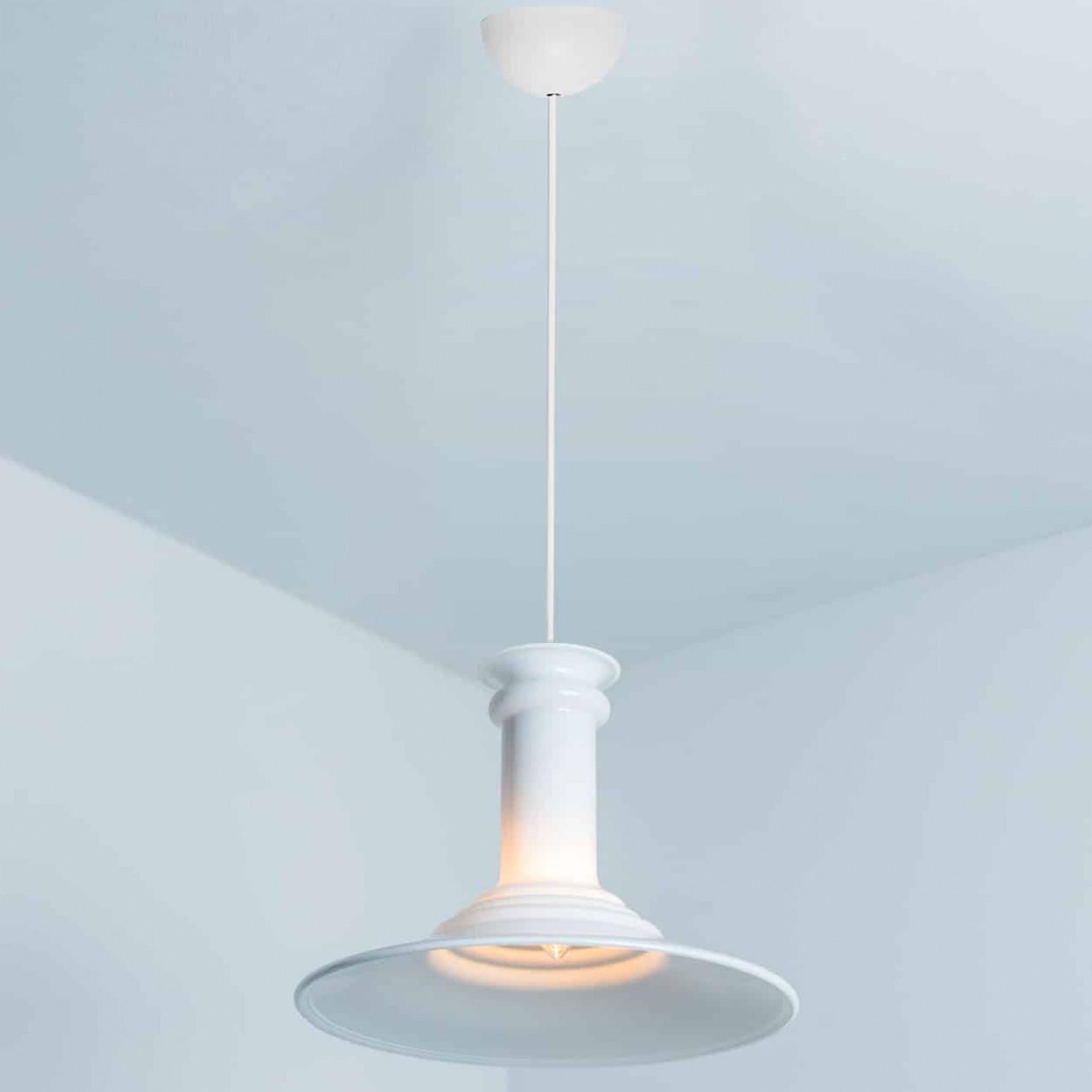 Paire de lampes suspendues Holmegaard blanches de Michael Bang, 1970 en vente 3