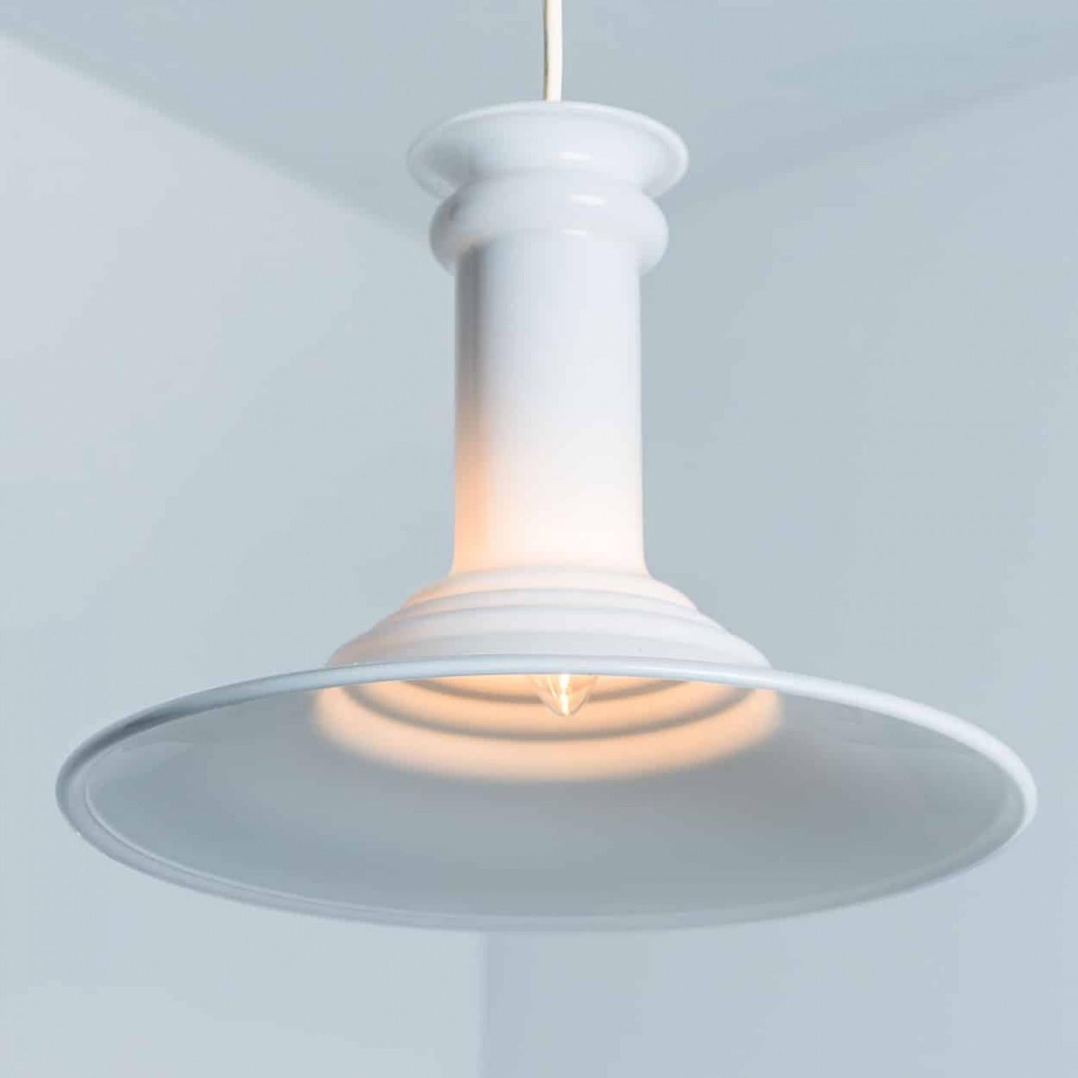 Paire de lampes suspendues Holmegaard blanches de Michael Bang, 1970 en vente 4