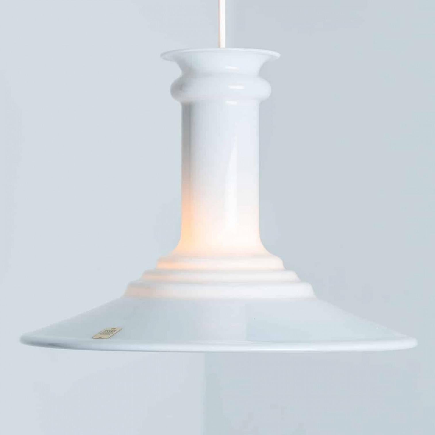 Paire de lampes suspendues Holmegaard blanches de Michael Bang, 1970 en vente 5