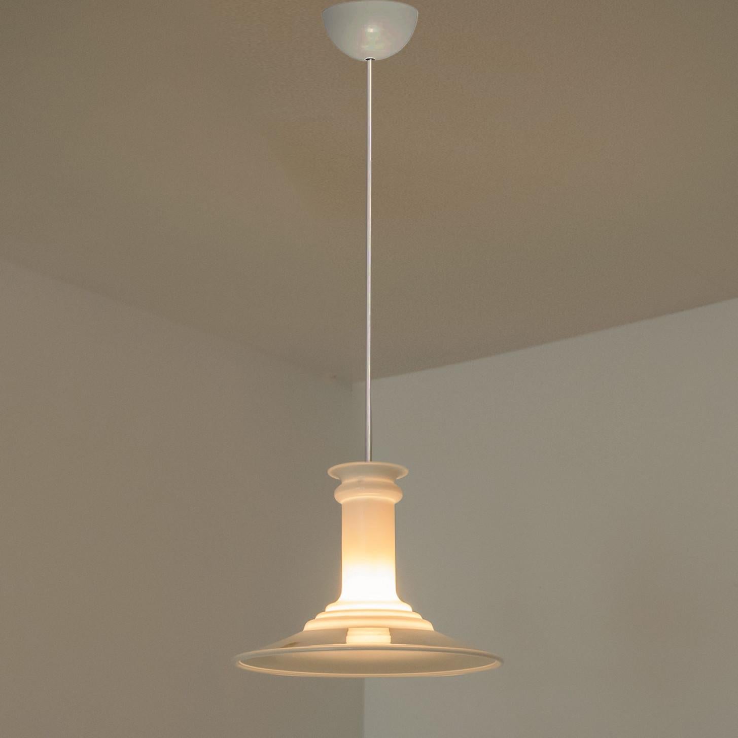Paire de lampes suspendues Holmegaard blanches de Michael Bang, 1970 en vente 7