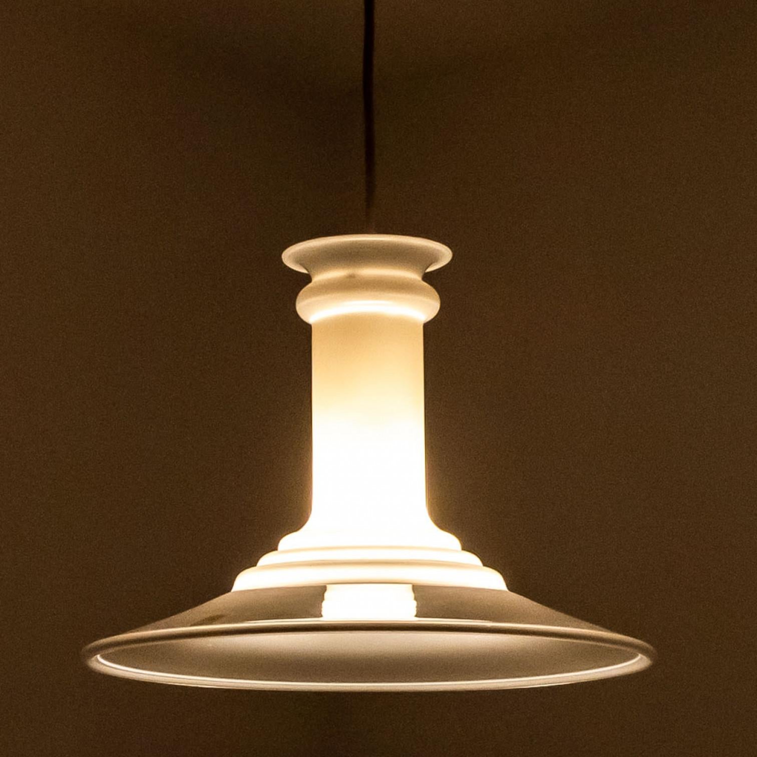 Paire de lampes suspendues Holmegaard blanches de Michael Bang, 1970 en vente 10