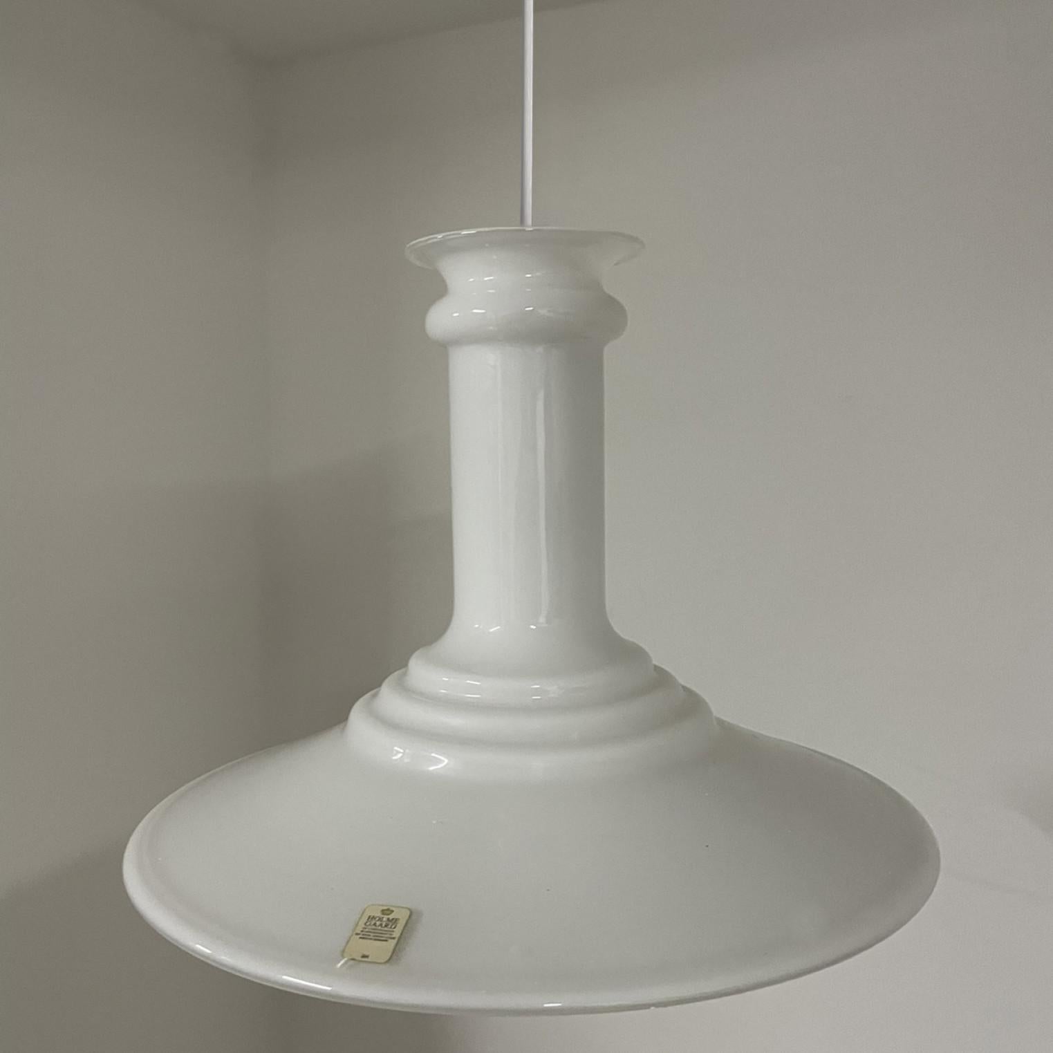 Paire de lampes suspendues Holmegaard blanches de Michael Bang, 1970 en vente 11