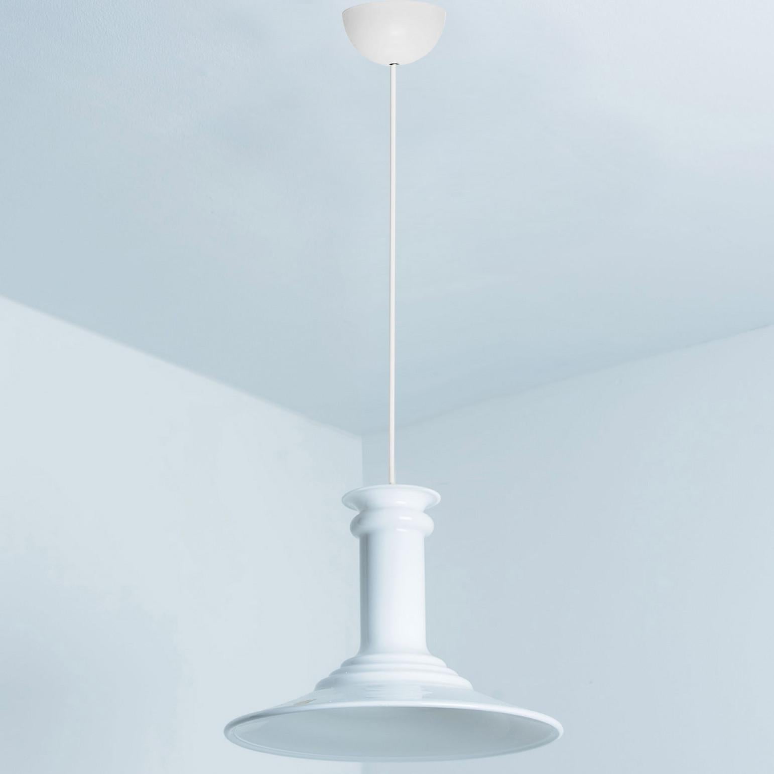 This pair of beautiful glass lamps from the Danish brand Holmegaard has a beautiful white color. The design is by Michael Bang, a designer whose work is highly sought after by collectors of the brand today. Model Etude, an acceptional form! A