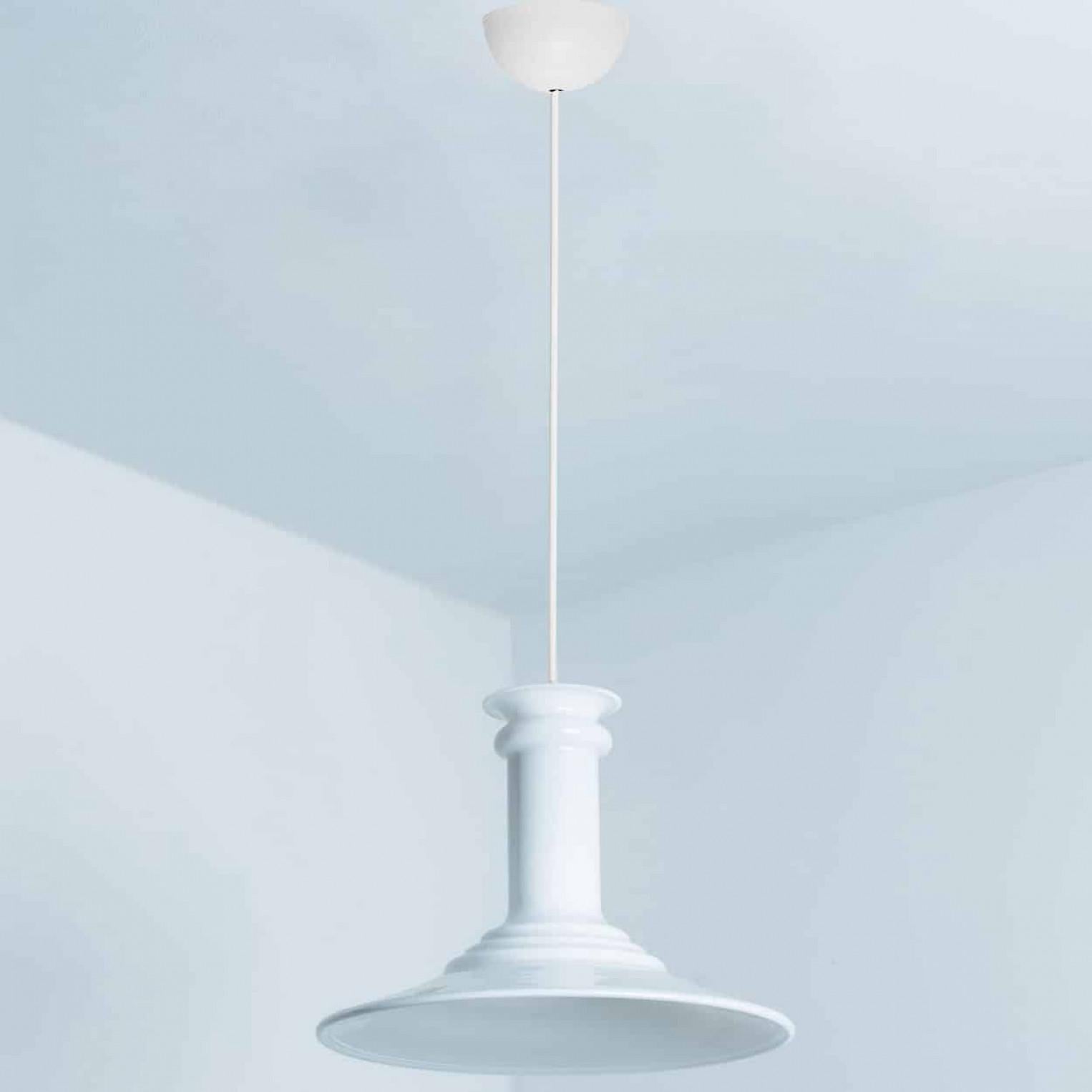 Questa coppia di bellissime lampade in vetro del marchio danese Holmegaard ha un bellissimo colore bianco. Il design è opera di Michael Bang, un designer il cui lavoro è oggi molto ricercato dai collezionisti del marchio. Model Etude, una forma