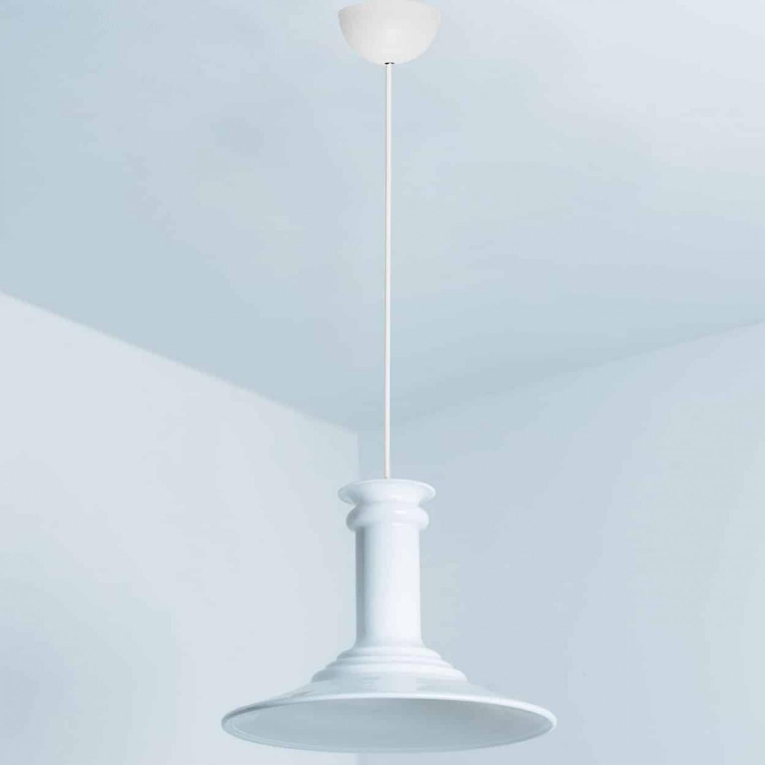 Cette paire de belles lampes en verre de la marque danoise Holmegaard présente une belle couleur blanche. Le design est signé Michael Bang, un designer dont les œuvres sont aujourd'hui très recherchées par les collectionneurs de la marque. Model