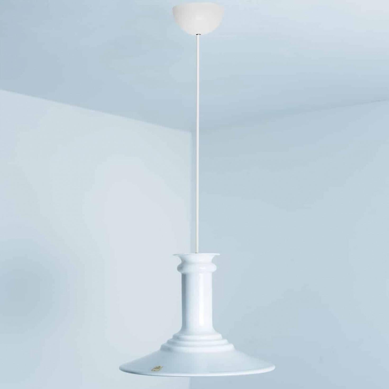 Scandinave moderne Paire de lampes suspendues Holmegaard blanches de Michael Bang, 1970 en vente
