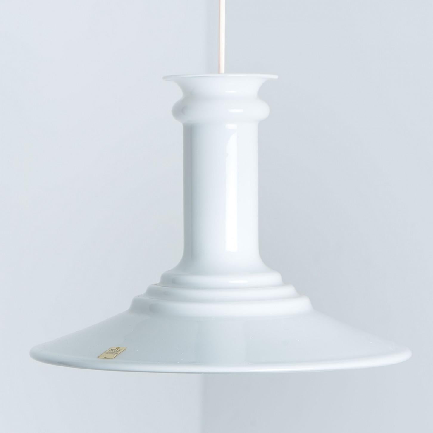 Autre Paire de lampes suspendues Holmegaard blanches de Michael Bang, 1970 en vente