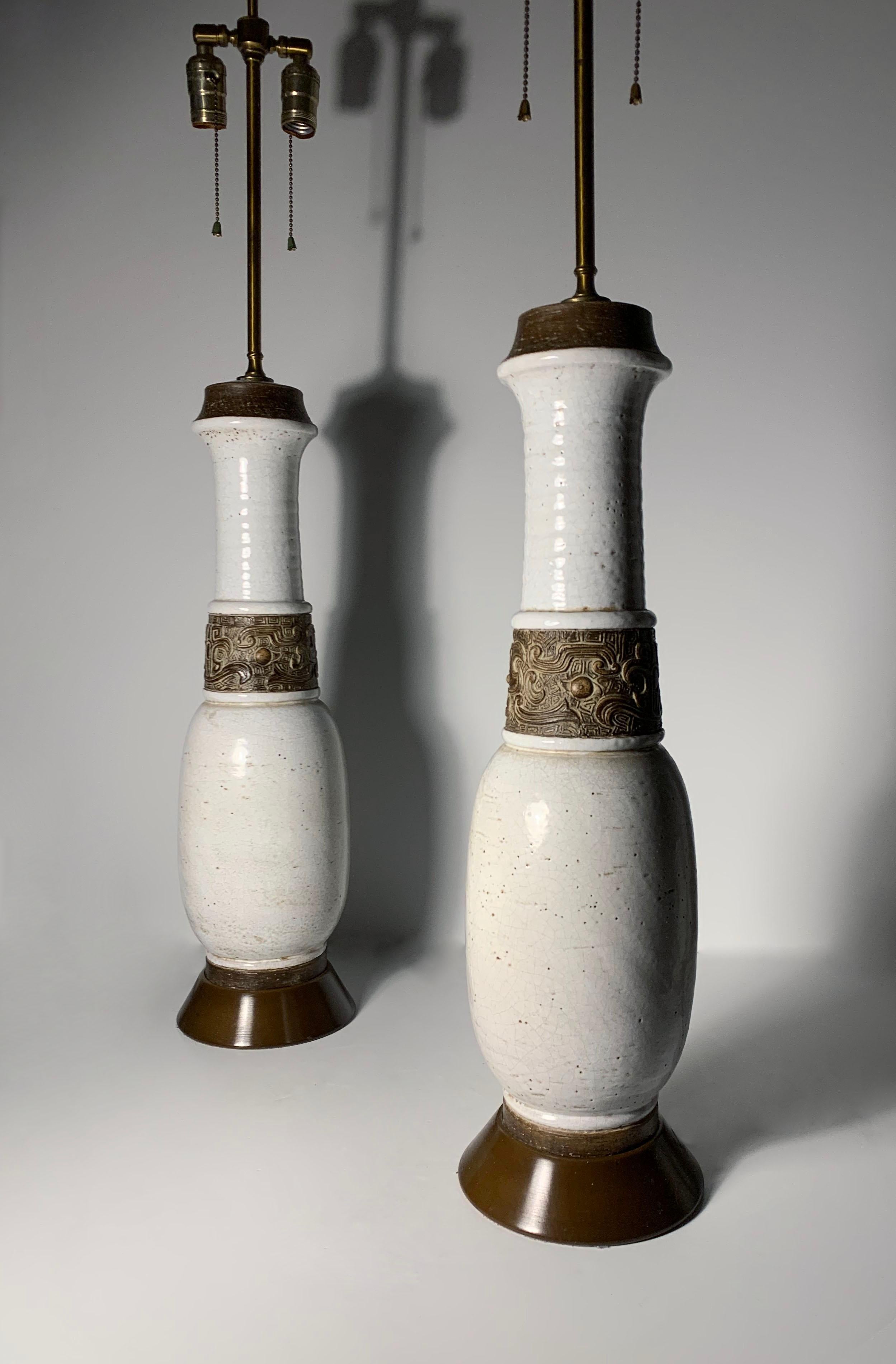 Mid-Century Modern Paire de lampes de bureau italiennes en céramique blanche par Zaccagnini / Oriental Chinoiserie en vente