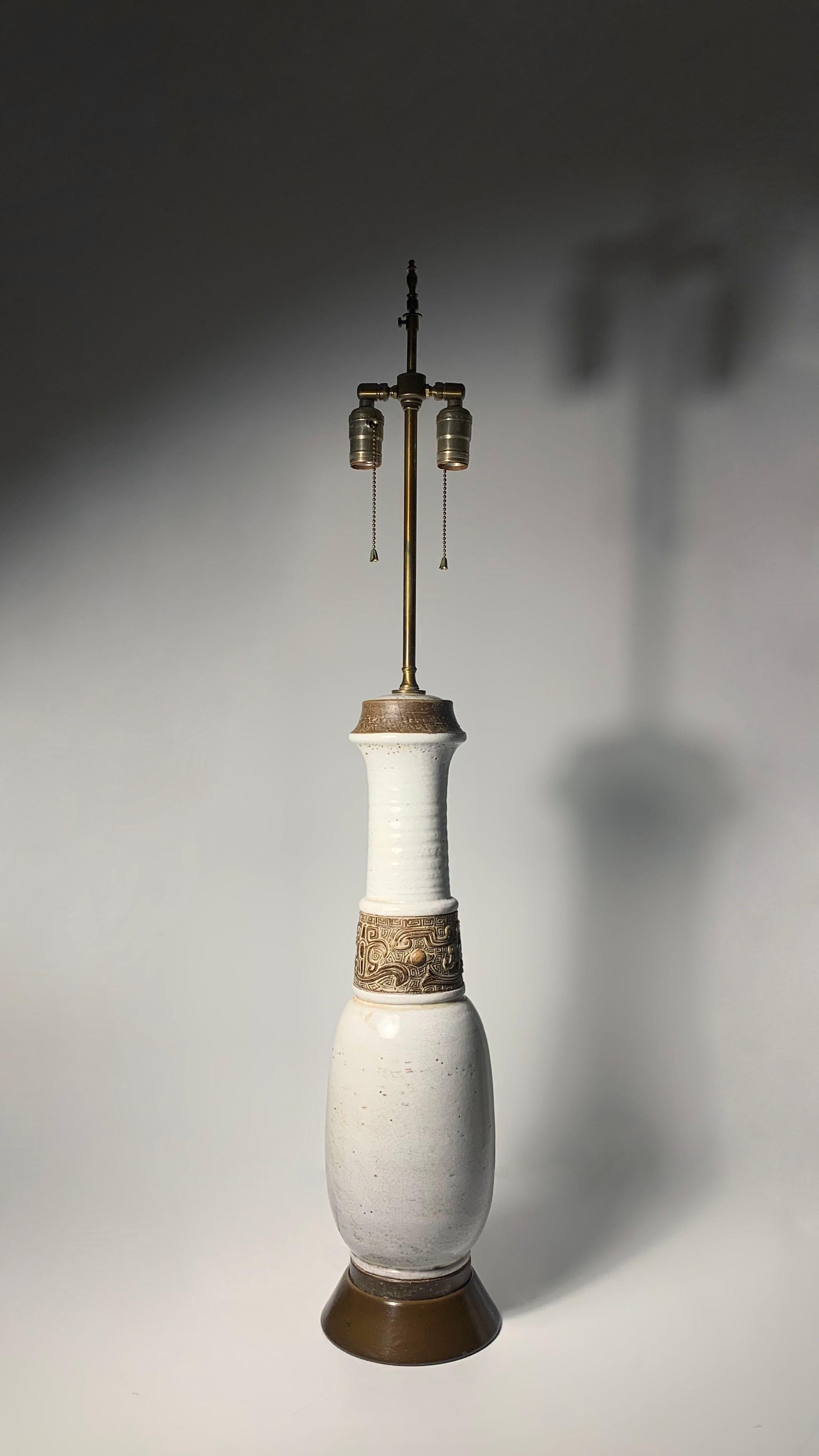 Poteries Paire de lampes de bureau italiennes en céramique blanche par Zaccagnini / Oriental Chinoiserie en vente
