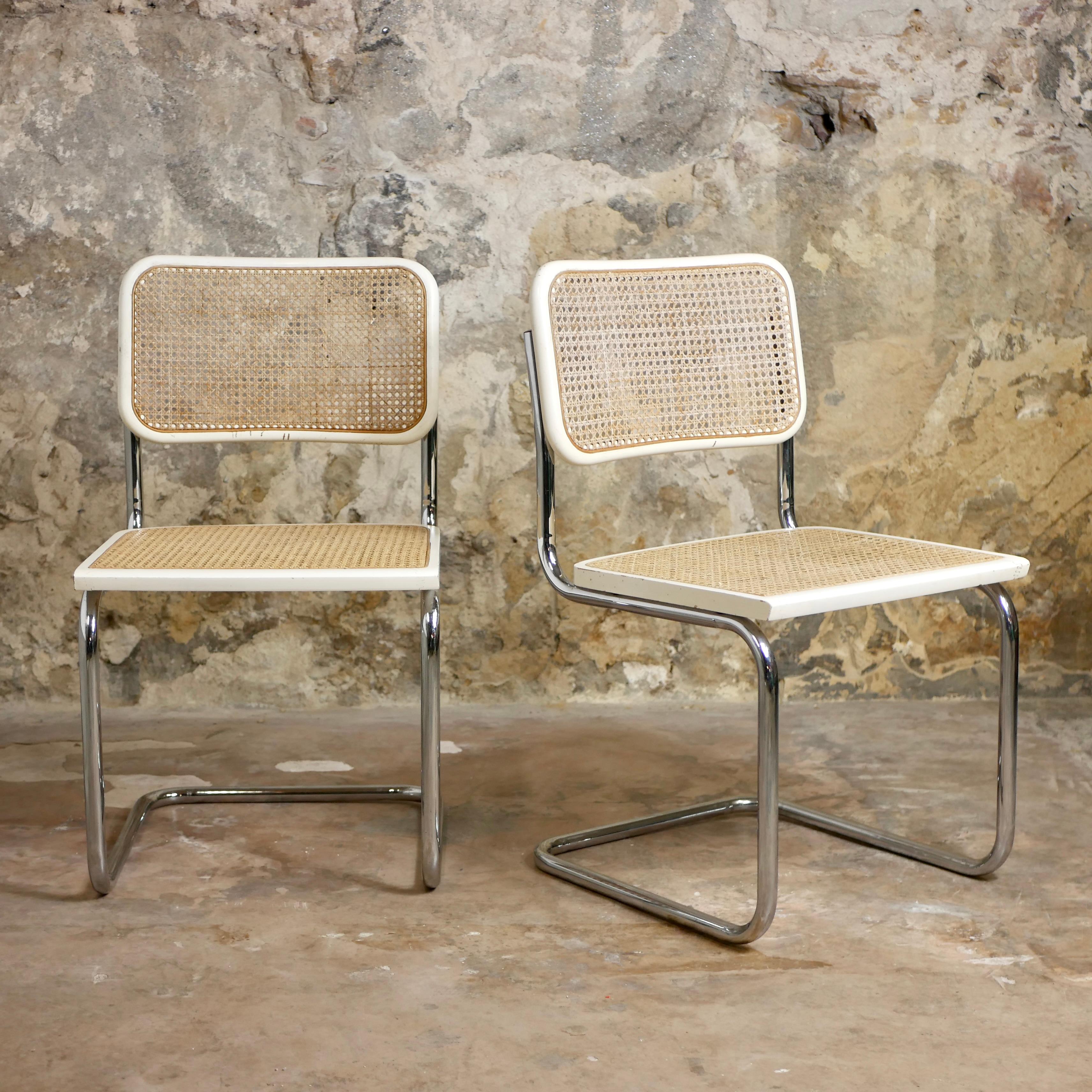 Magnifique paire de chaises blanches Cesca, fabriquées en Italie dans les années 1970, d'après un design de Marcel Breuer (1928).
Beeche et hêtre laqué blanc.
Bon état général, quelques légères traces du temps.
Estampillé 