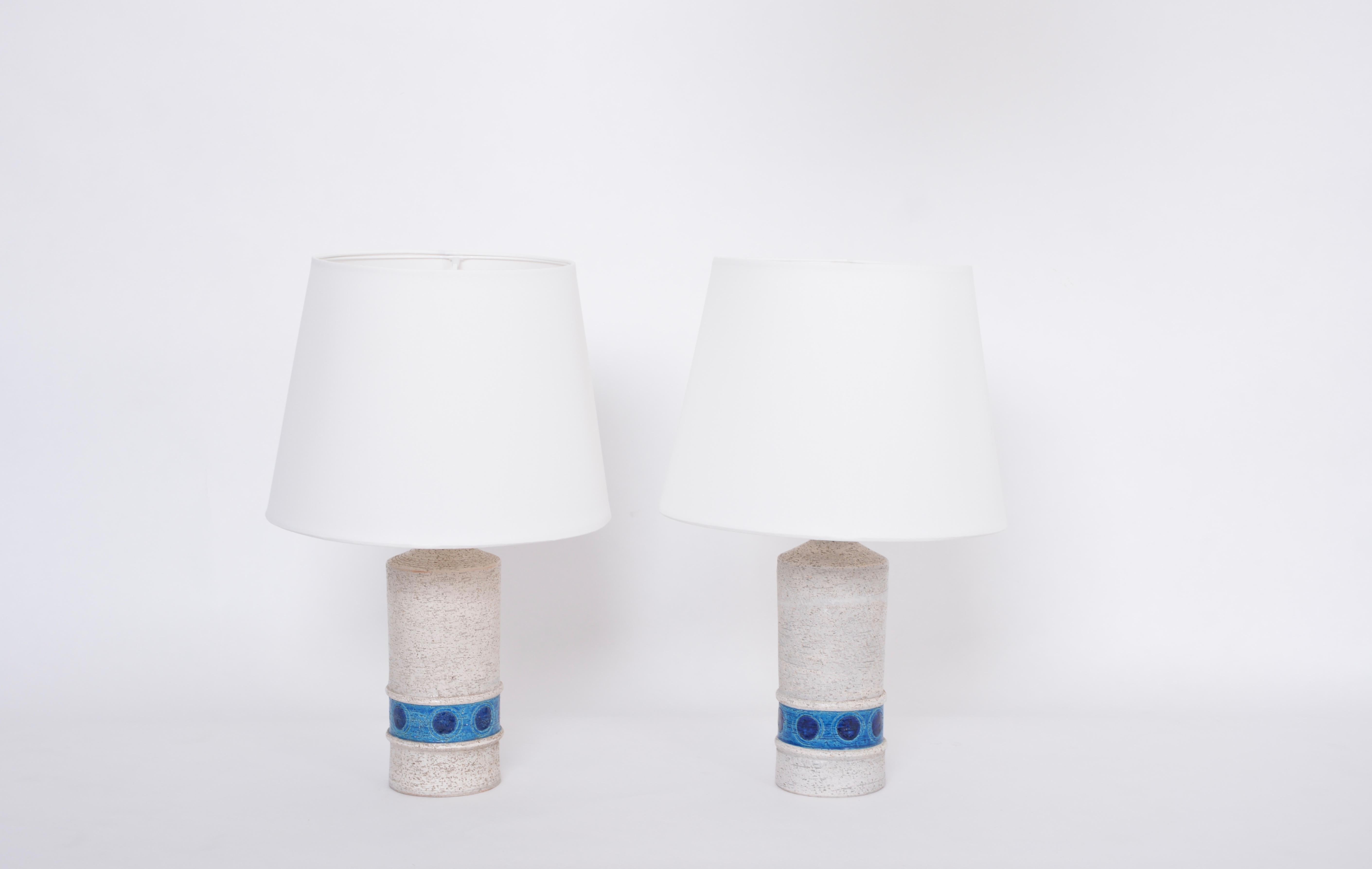 Pair of white Italian midcentury Ceramic table lamps by Aldo Londi for Bitossi
This stylish midcentury table lamp was designed during the 1960s by Aldo Londi and manufactured in Italy by renowned company Bitossi. The handcrafted lamp bases are of