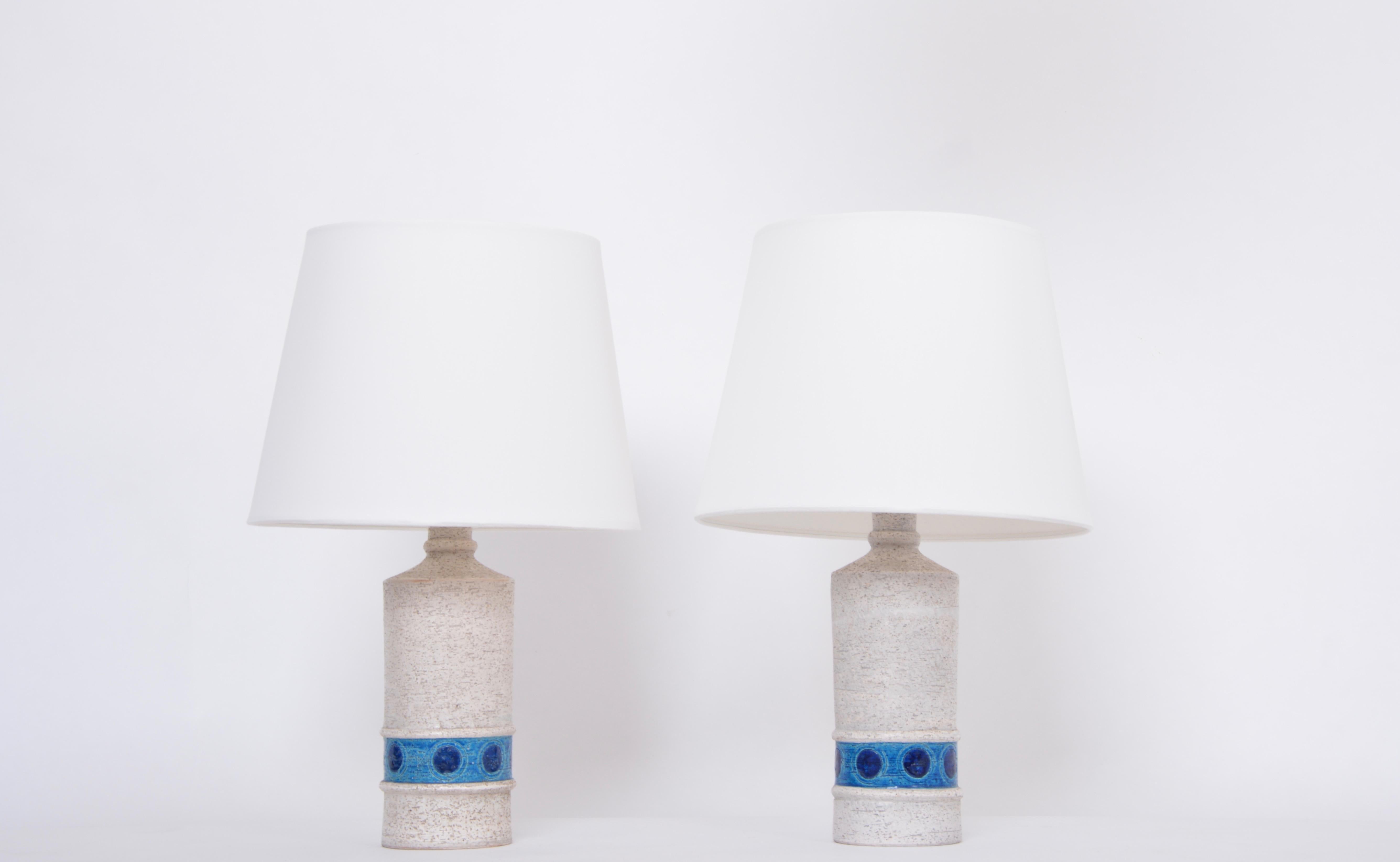 Mid-Century Modern Pair of White Italian Midcentury Ceramic Table Lamps by Aldo Londi for Bitossi For Sale