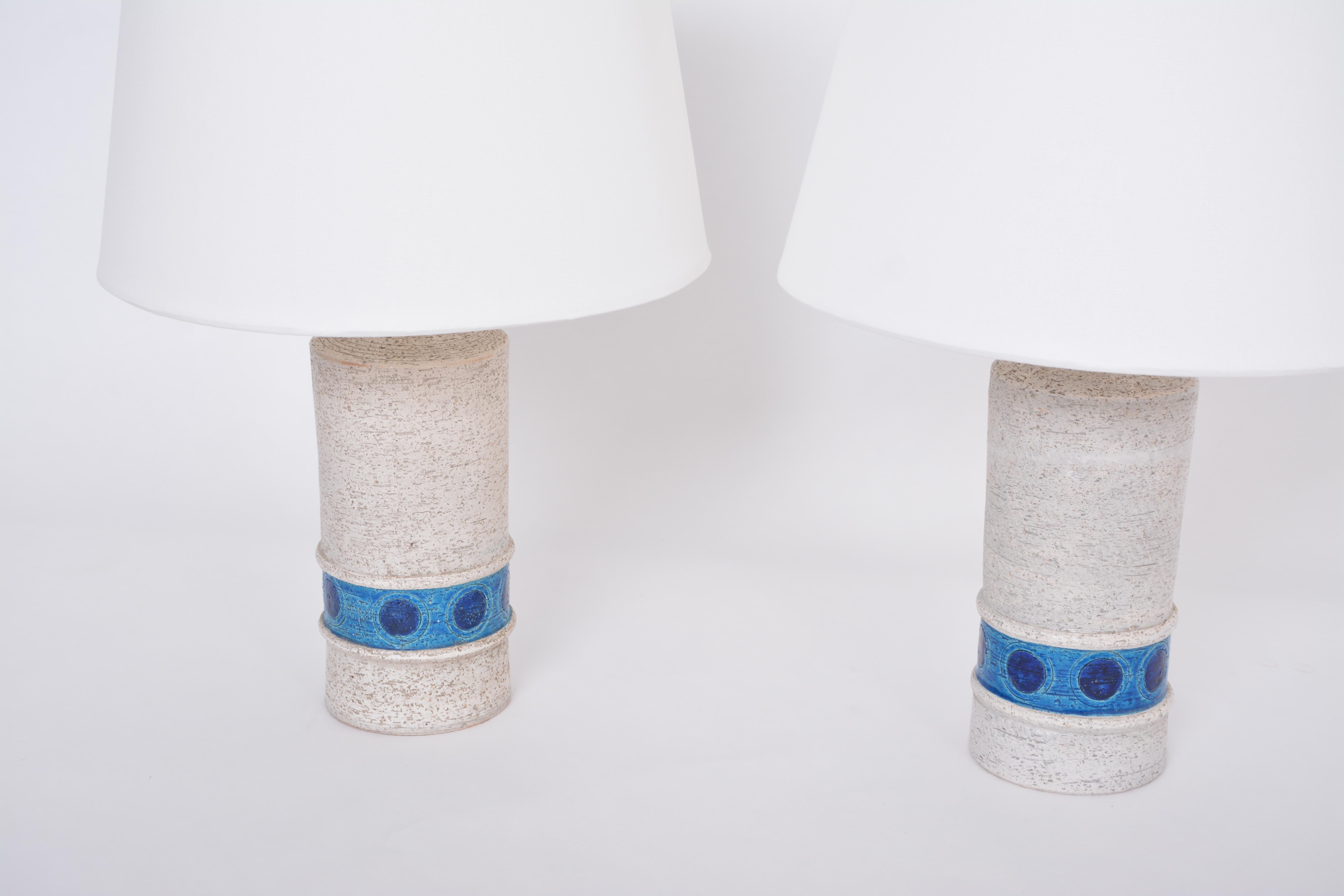 Pair of White Italian Midcentury Ceramic Table Lamps by Aldo Londi for Bitossi In Excellent Condition For Sale In Berlin, DE