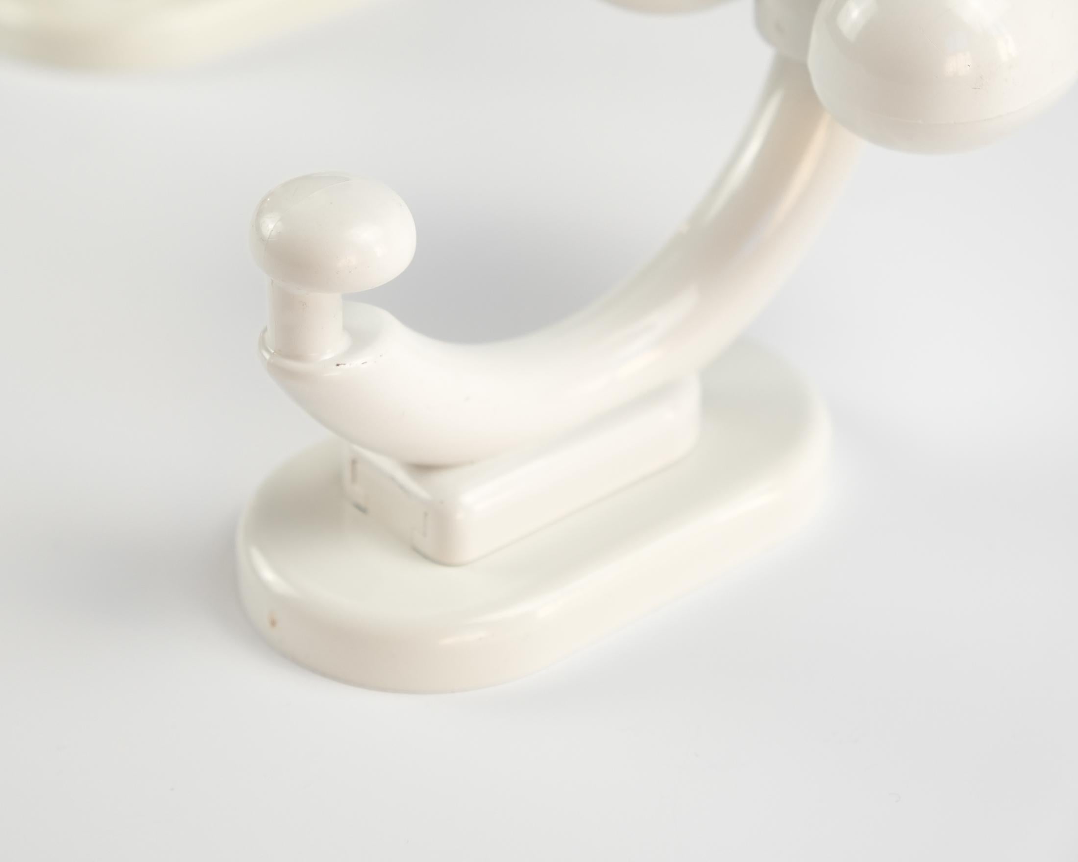 Plastica Coppia di appendiabiti/raccoglitori bianchi italiani di metà secolo, anni '70 ca. in vendita