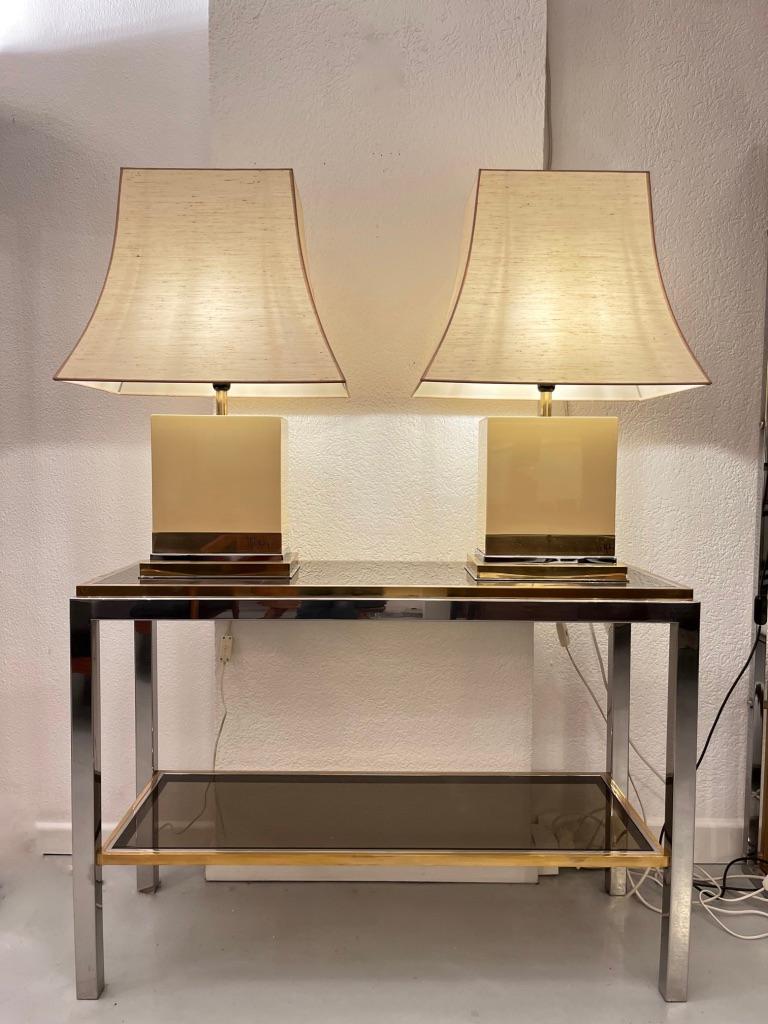 Pair of White Ivory Lacquered Wood & Brass Lamps by Jean Claude Mahey, ca. 1970s In Good Condition For Sale In Geneva, CH