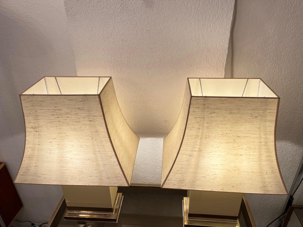Fin du 20e siècle Paire de lampes en bois laqué blanc et laiton de Jean Claude Mahey, vers 1970 en vente