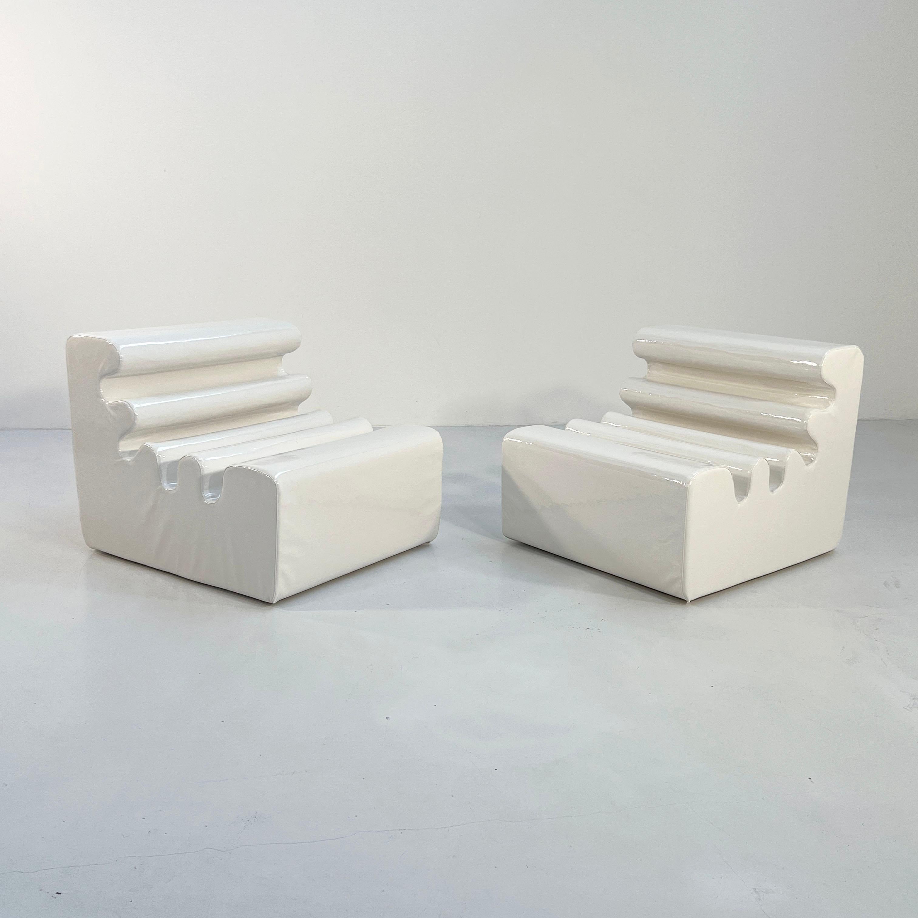 Pair of White Karelia Lounge Chairs by Liisi Beckmann for Zanotta, 1960s In Good Condition For Sale In Ixelles, Bruxelles