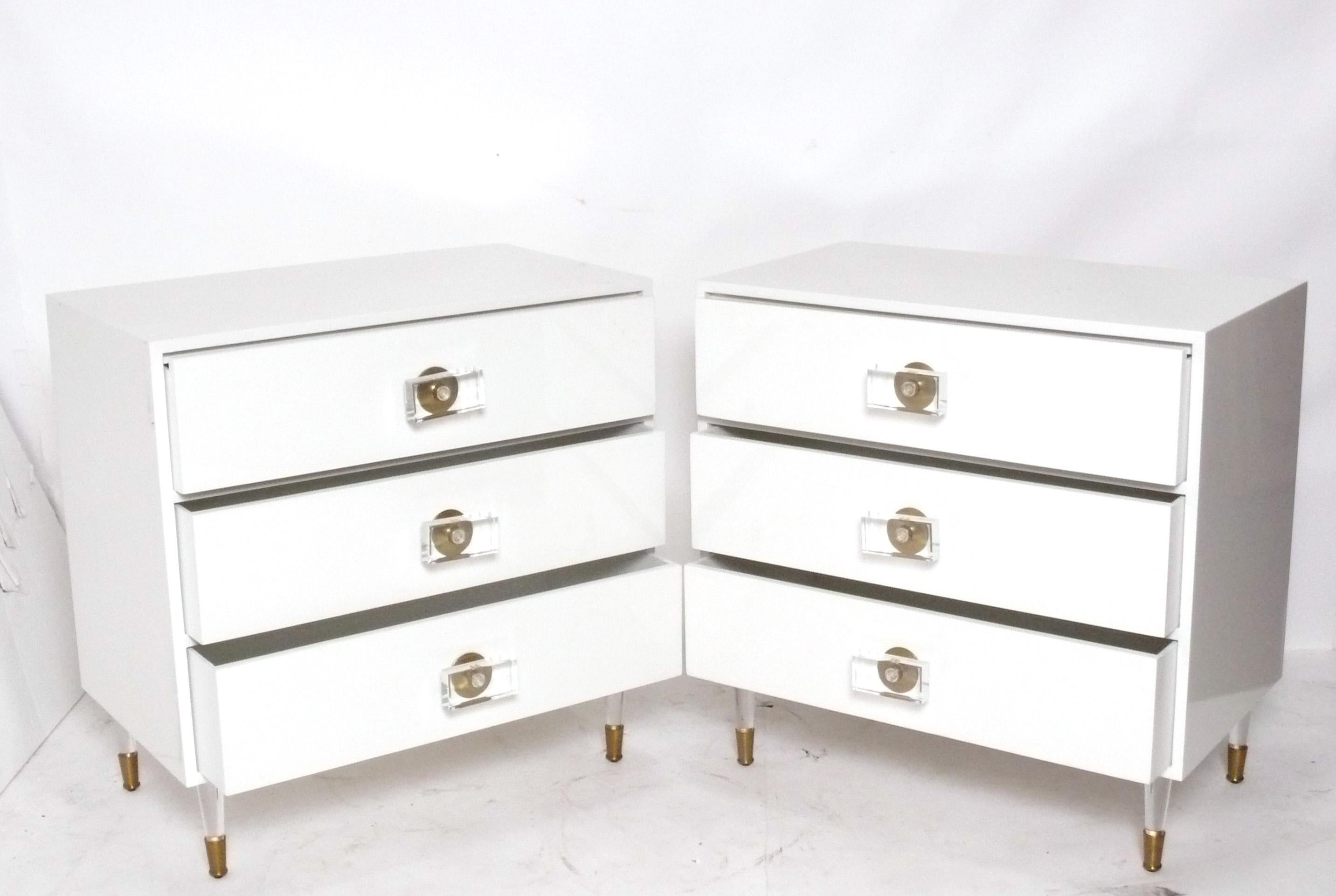 Hollywood Regency Coppia di cassapanche in lacca bianca con hardware in lucite di Anthropologie in vendita