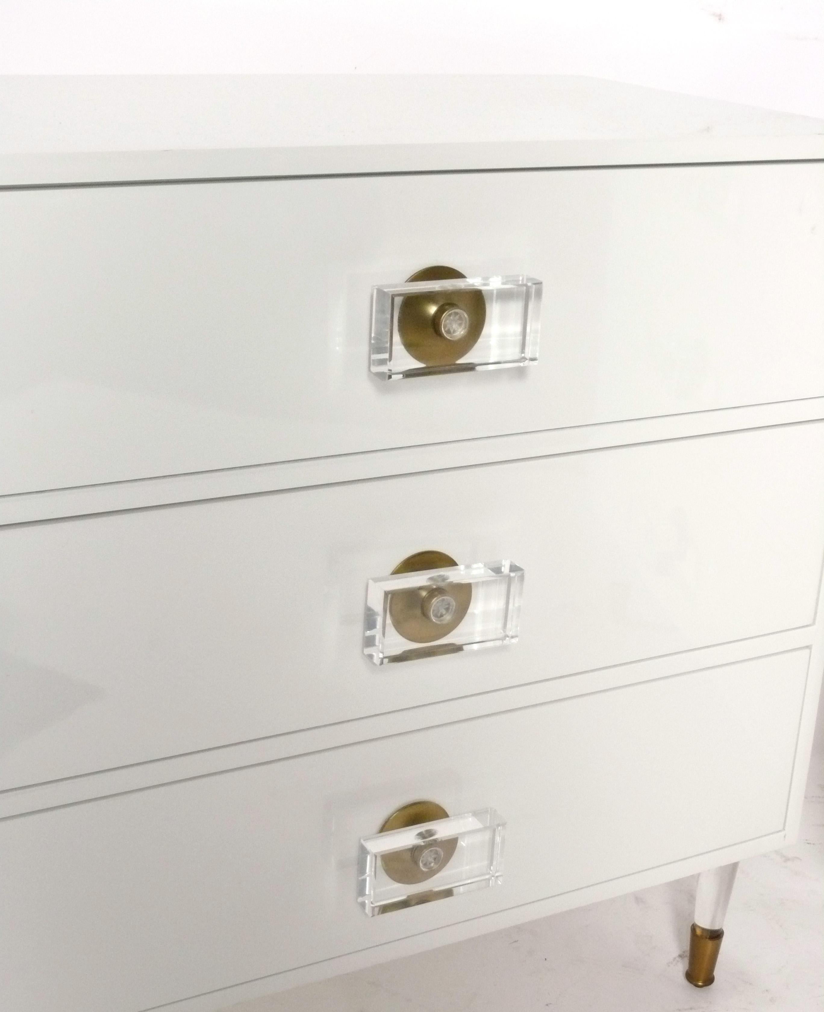 Americano Coppia di cassapanche in lacca bianca con hardware in lucite di Anthropologie in vendita