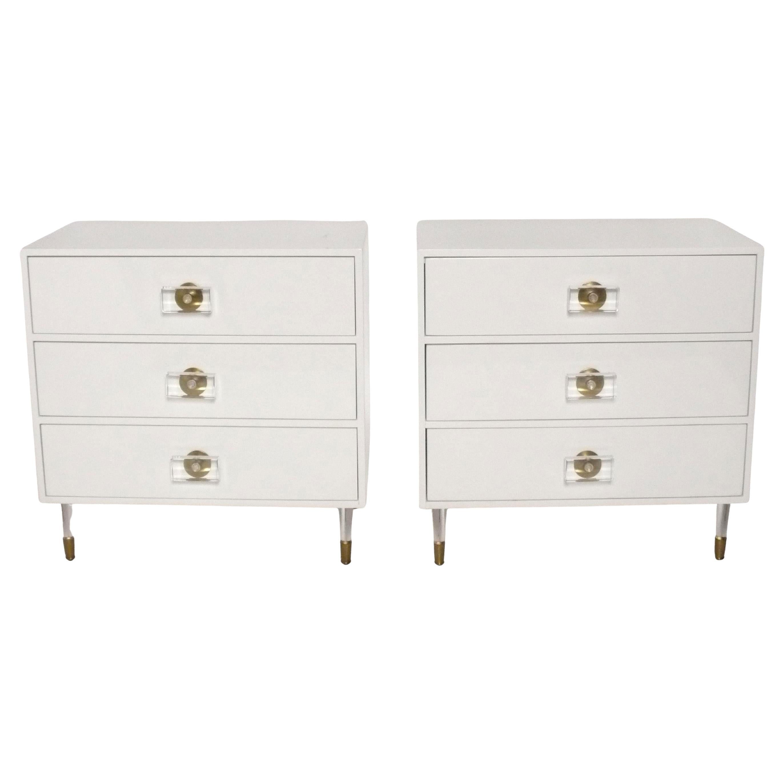 Coppia di cassapanche in lacca bianca con hardware in lucite di Anthropologie
