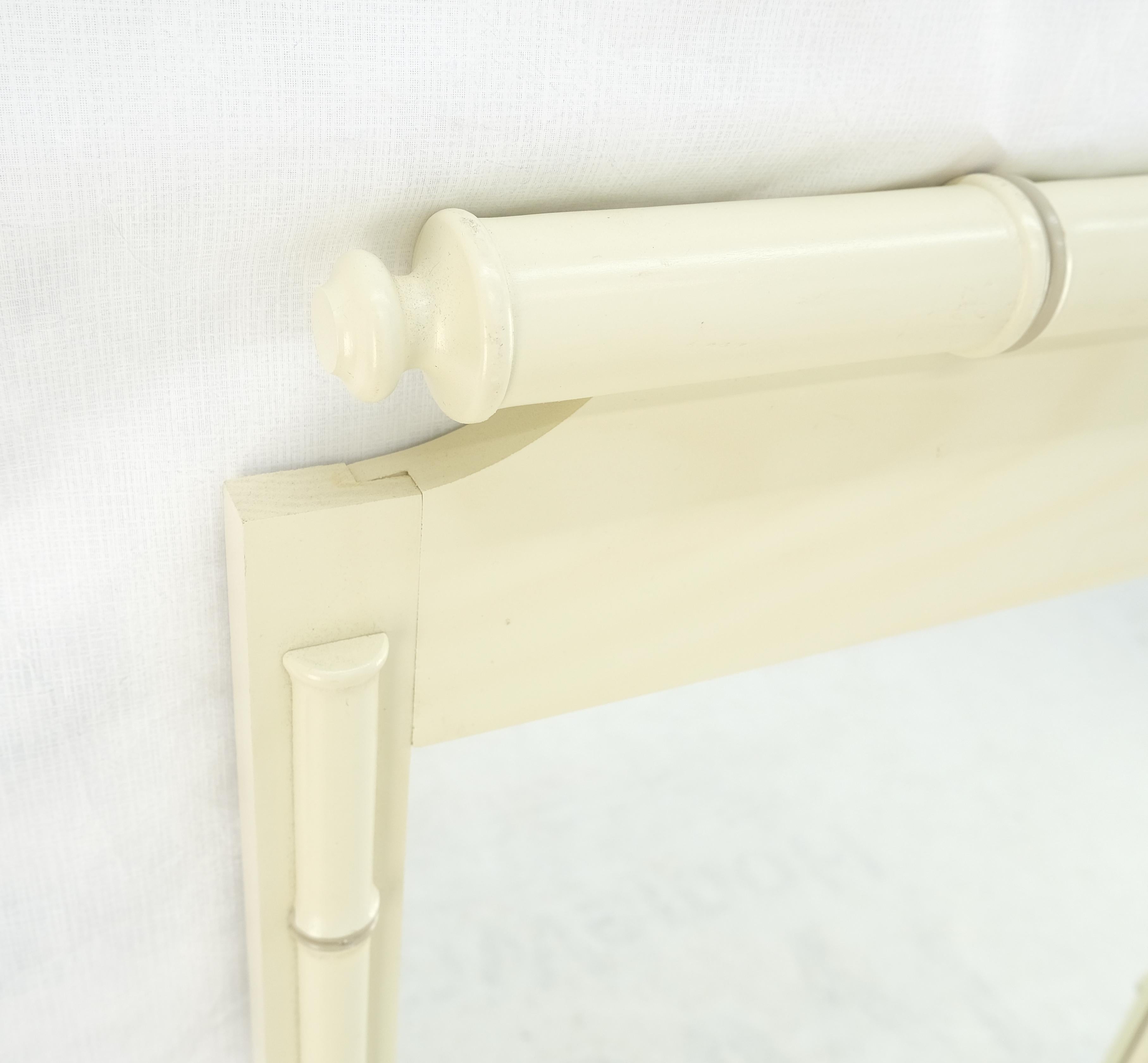 Mid-Century moderno Coppia di specchi da parete in finto bambù, laccati in bianco, della metà del secolo scorso, rettangolari MINT in vendita