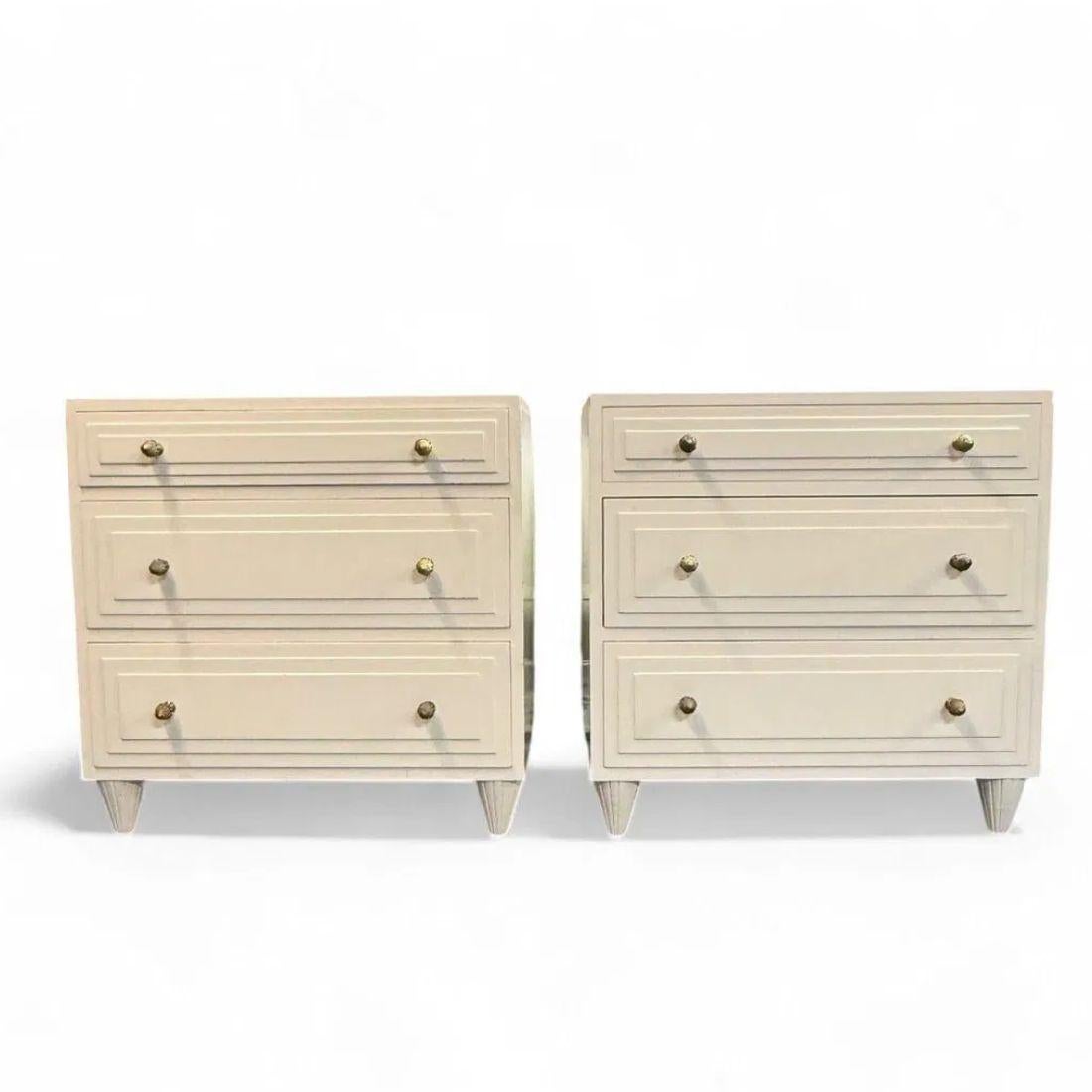 Questa splendida coppia di cassettiere a tre cassetti laccate di bianco dona un tocco di eleganza senza tempo a qualsiasi stanza. Caratterizzati da linee eleganti e pulite e da una finitura lucida, questi pezzi sono impreziositi da squisiti dettagli