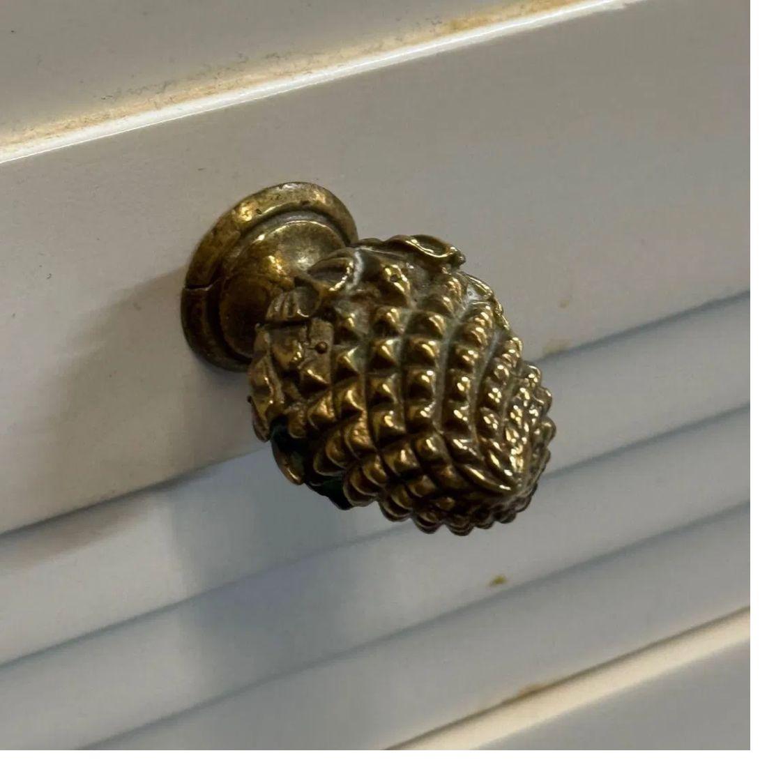 Coppia di comò laccati in bianco con ante ad ananas in bronzo In condizioni buone in vendita a Locust Valley, NY
