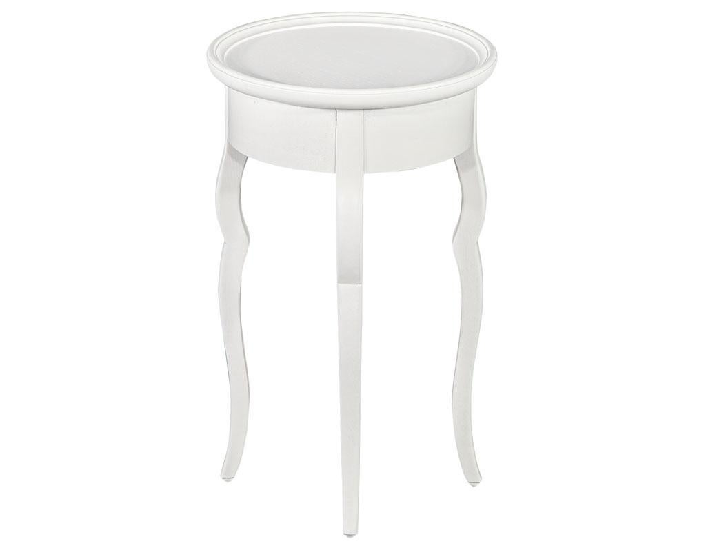 Moderne Paire de tables à boire en acajou laqué blanc par Baker Furniture en vente