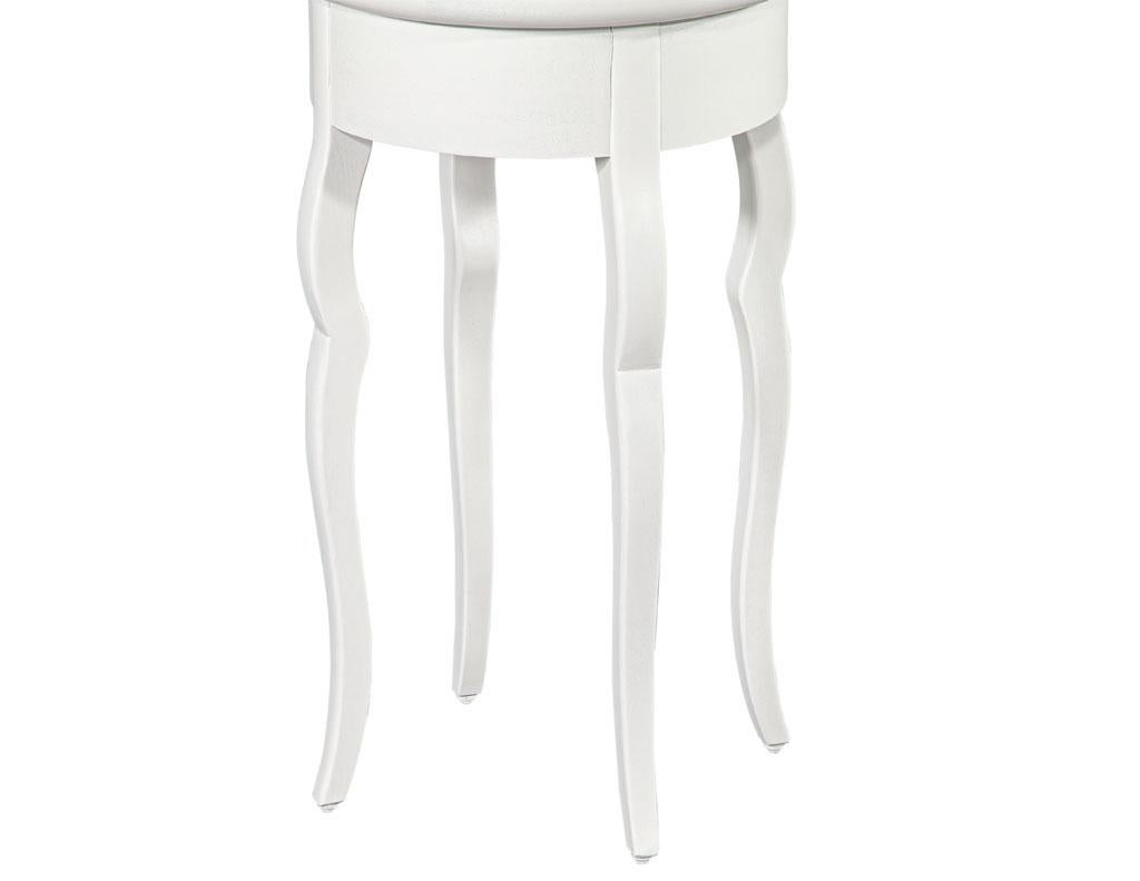 XXIe siècle et contemporain Paire de tables à boire en acajou laqué blanc par Baker Furniture en vente