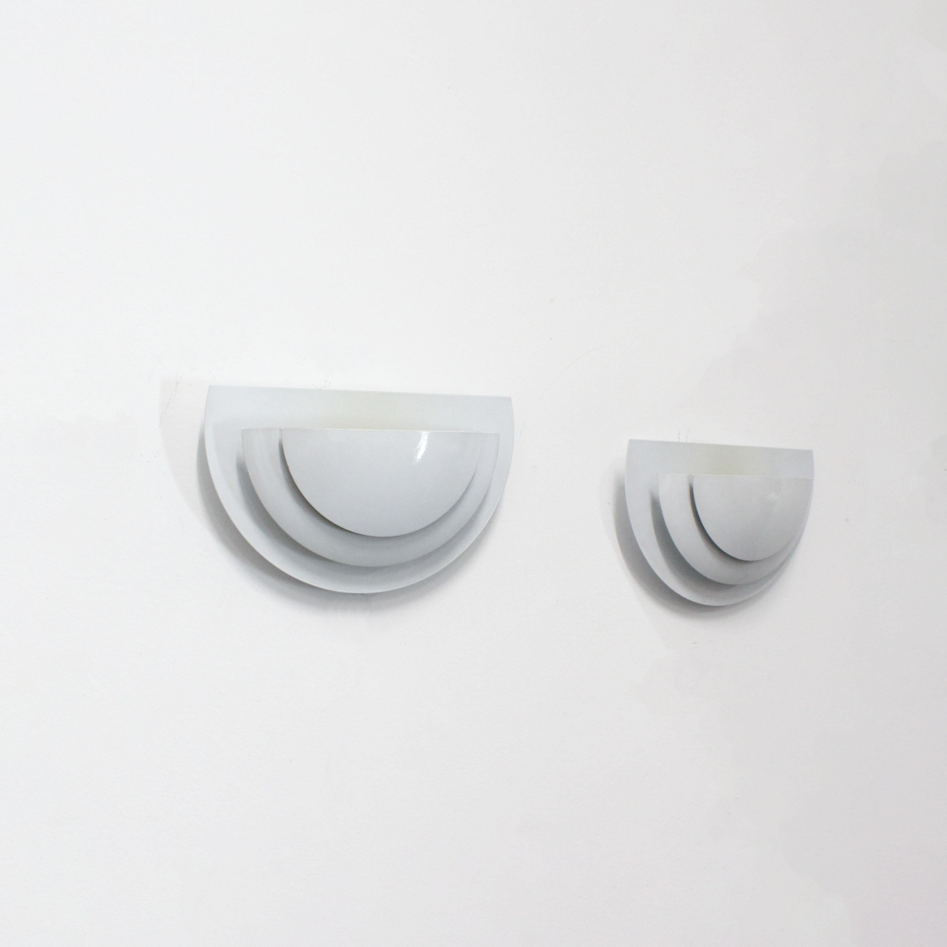 Espagnol Pair of white lacquered metal wall lights - Phase - Spain - c. 2000 en vente