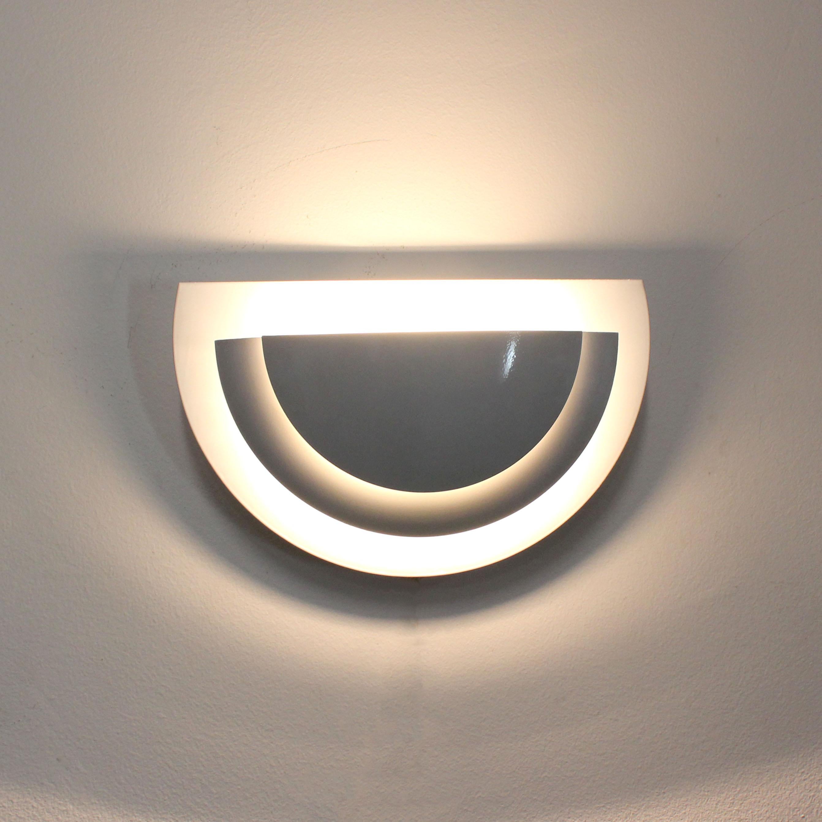 Pair of white lacquered metal wall lights - Phase - Spain - c. 2000 Bon état - En vente à Madrid, España