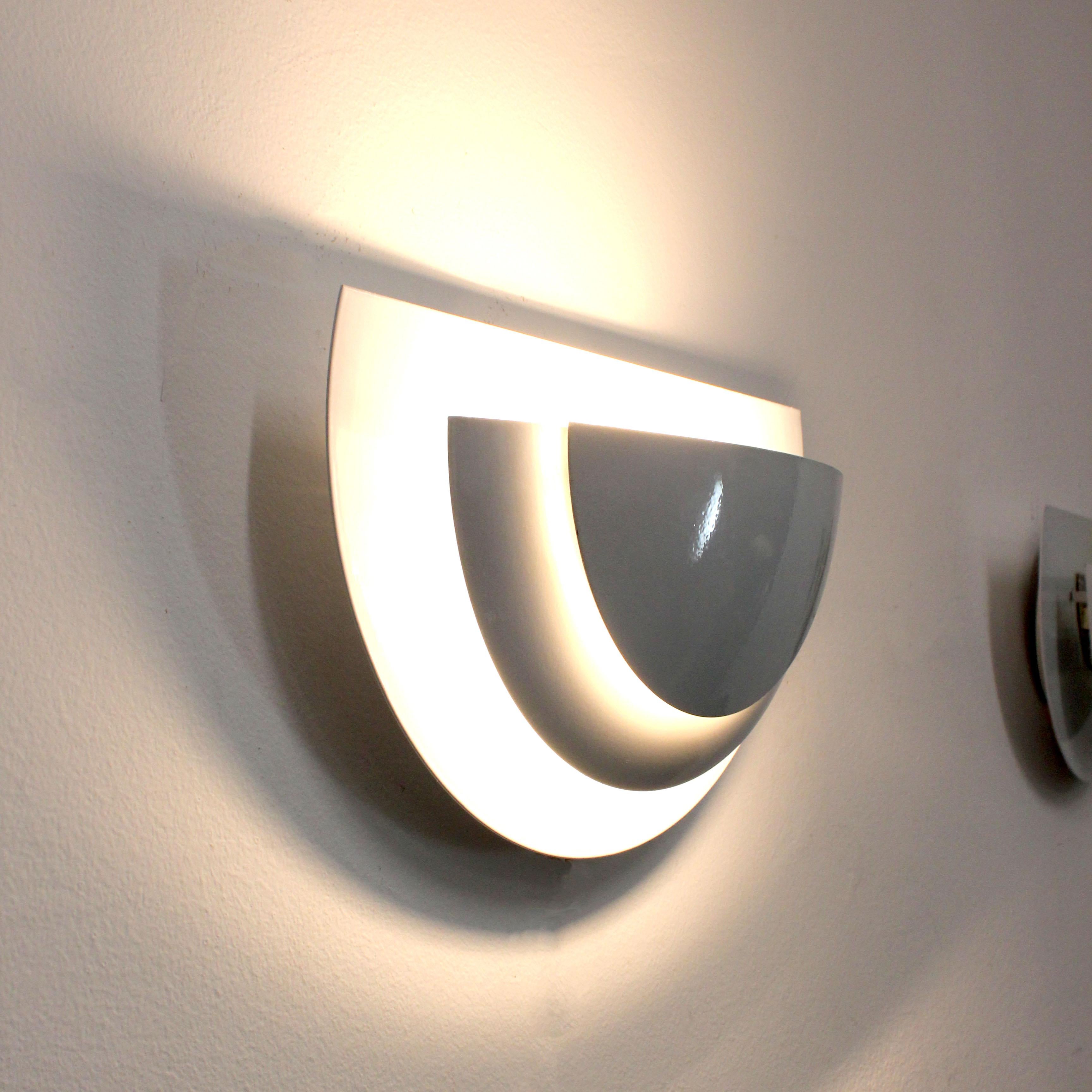 XXIe siècle et contemporain Pair of white lacquered metal wall lights - Phase - Spain - c. 2000 en vente