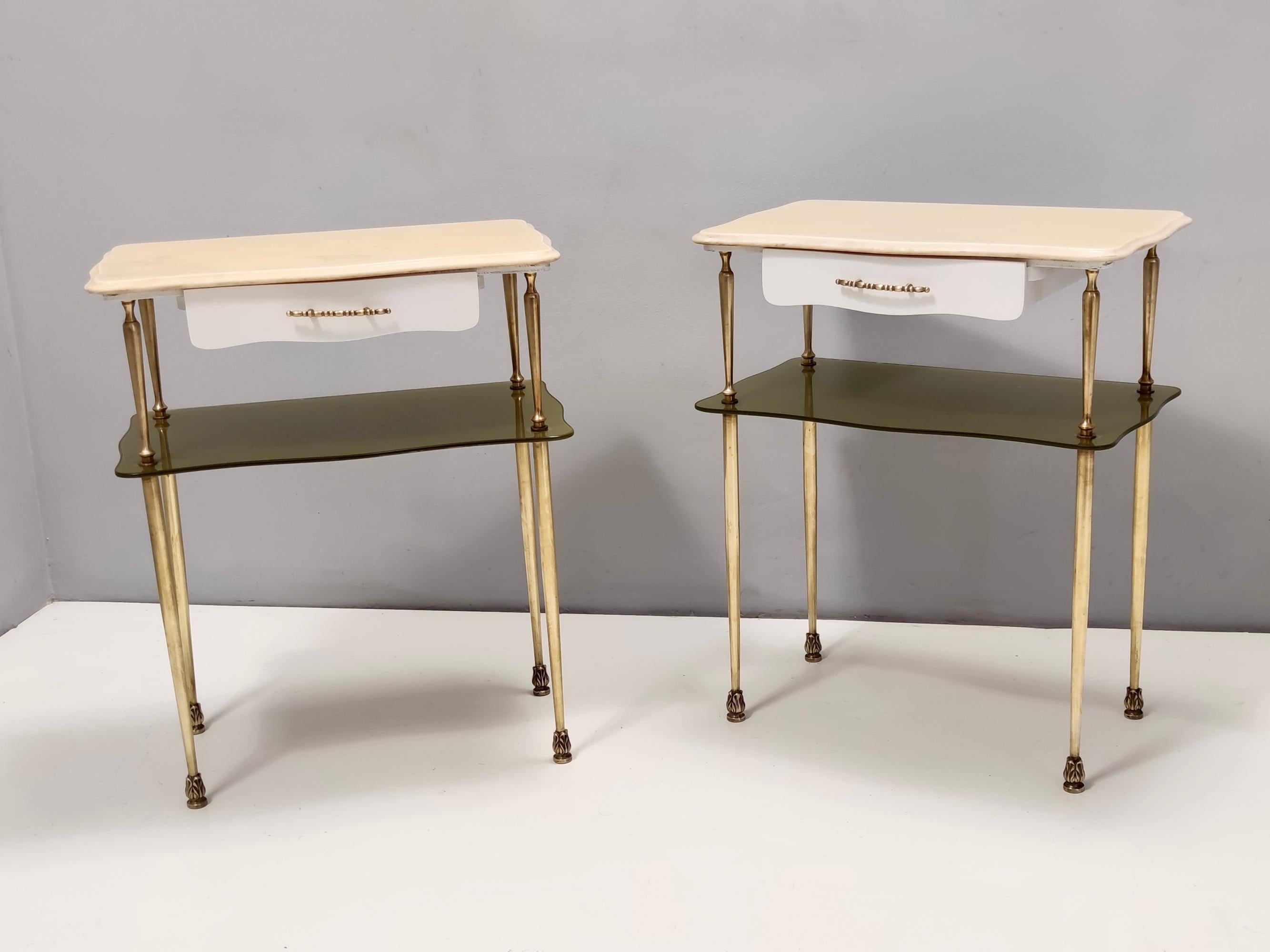 Mid-Century Modern Pair of White Lacquered Nightstands with Marble Tops and Glass Shelves, Italy For Sale